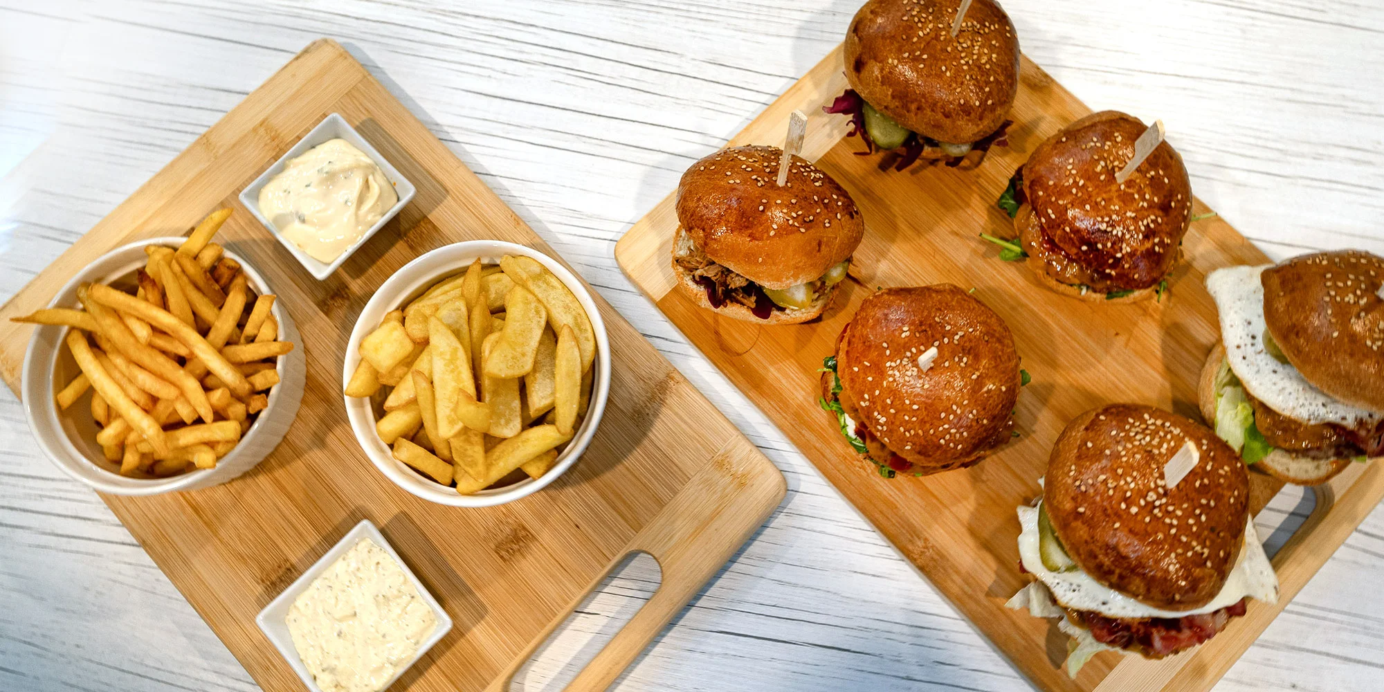 Variace miniburgerů pro 2–3 osoby: mleté hovězí, trhané vepřové a hranolky