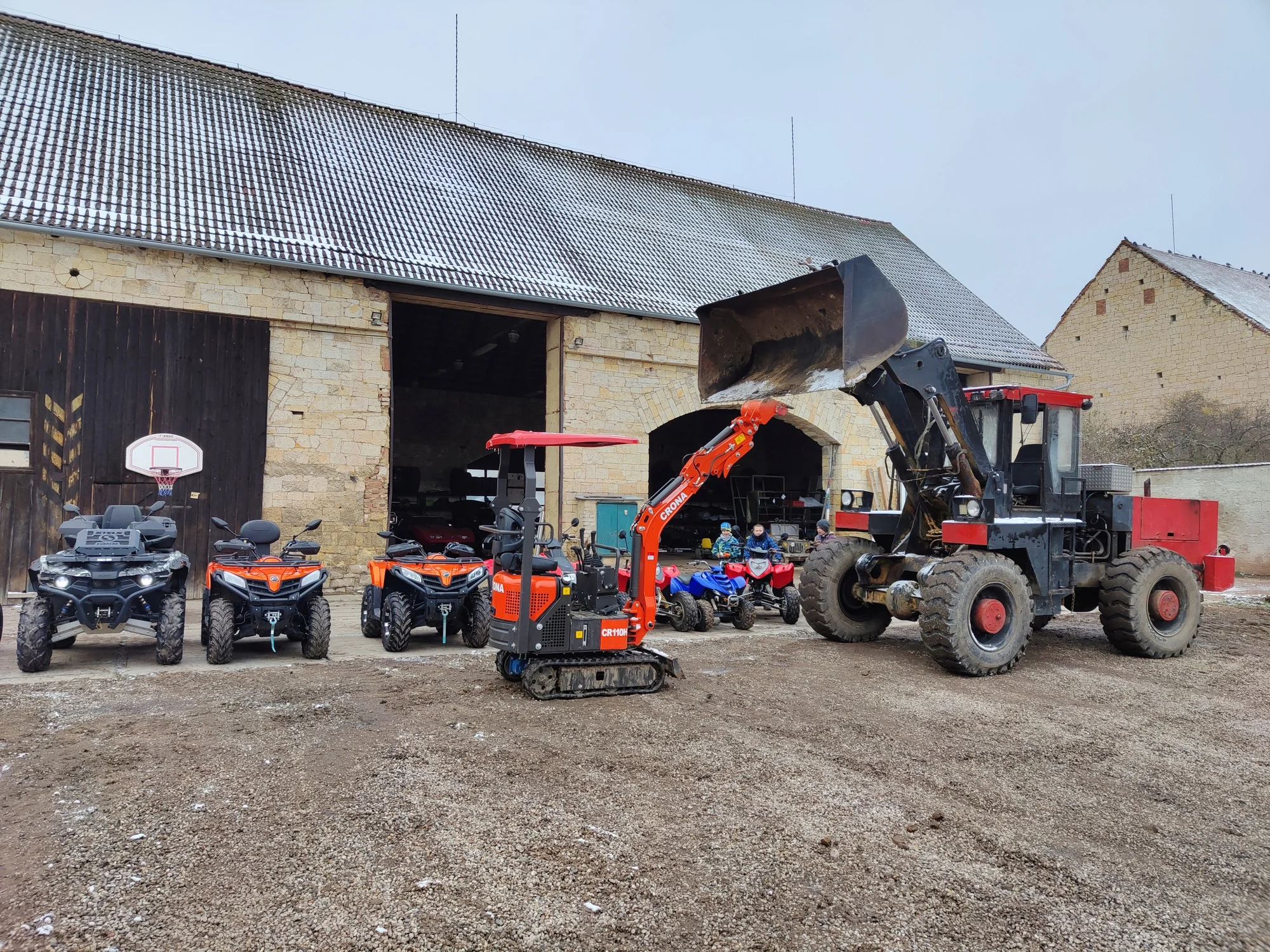 30–60 min. řádění s legendárním kloubovým nakladačem, bagrem nebo rypadlem