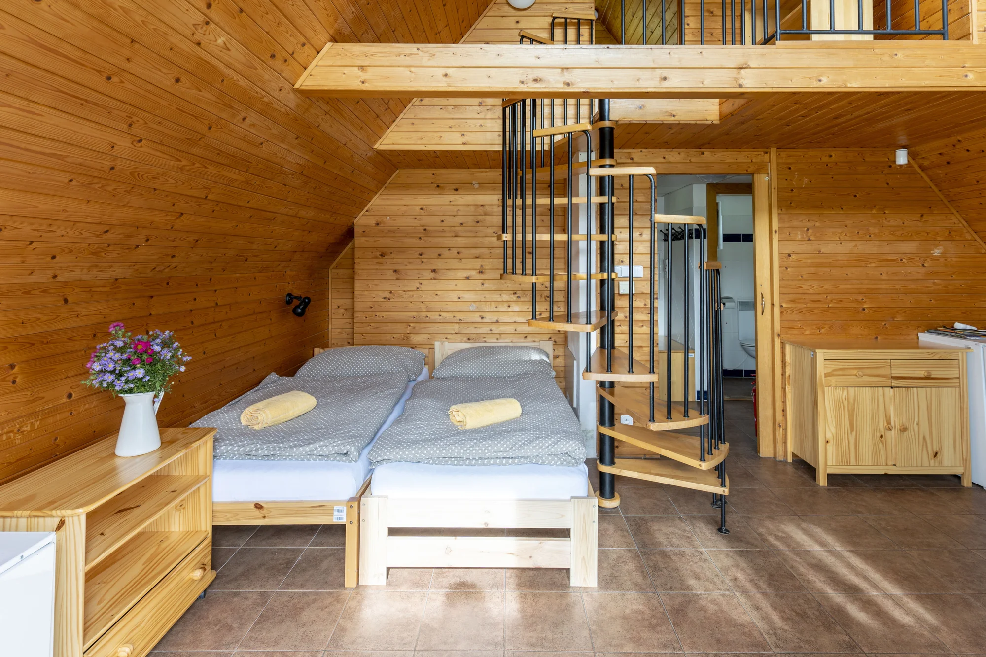 Pobyt u Nového Města na Moravě: moderní pokoj či chatka, jídlo i sauna