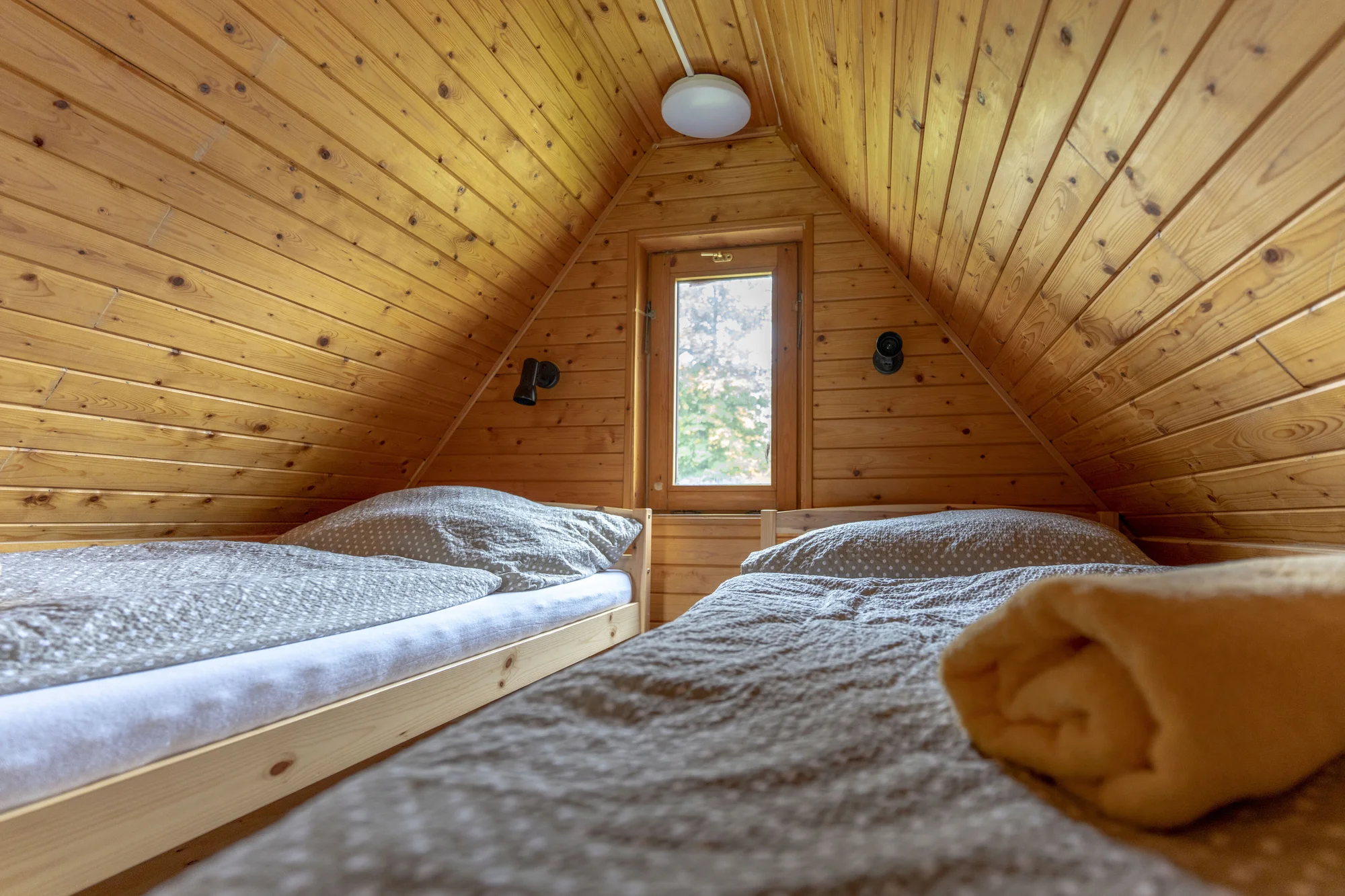 Pobyt u Nového Města na Moravě: moderní pokoj či chatka, jídlo i sauna