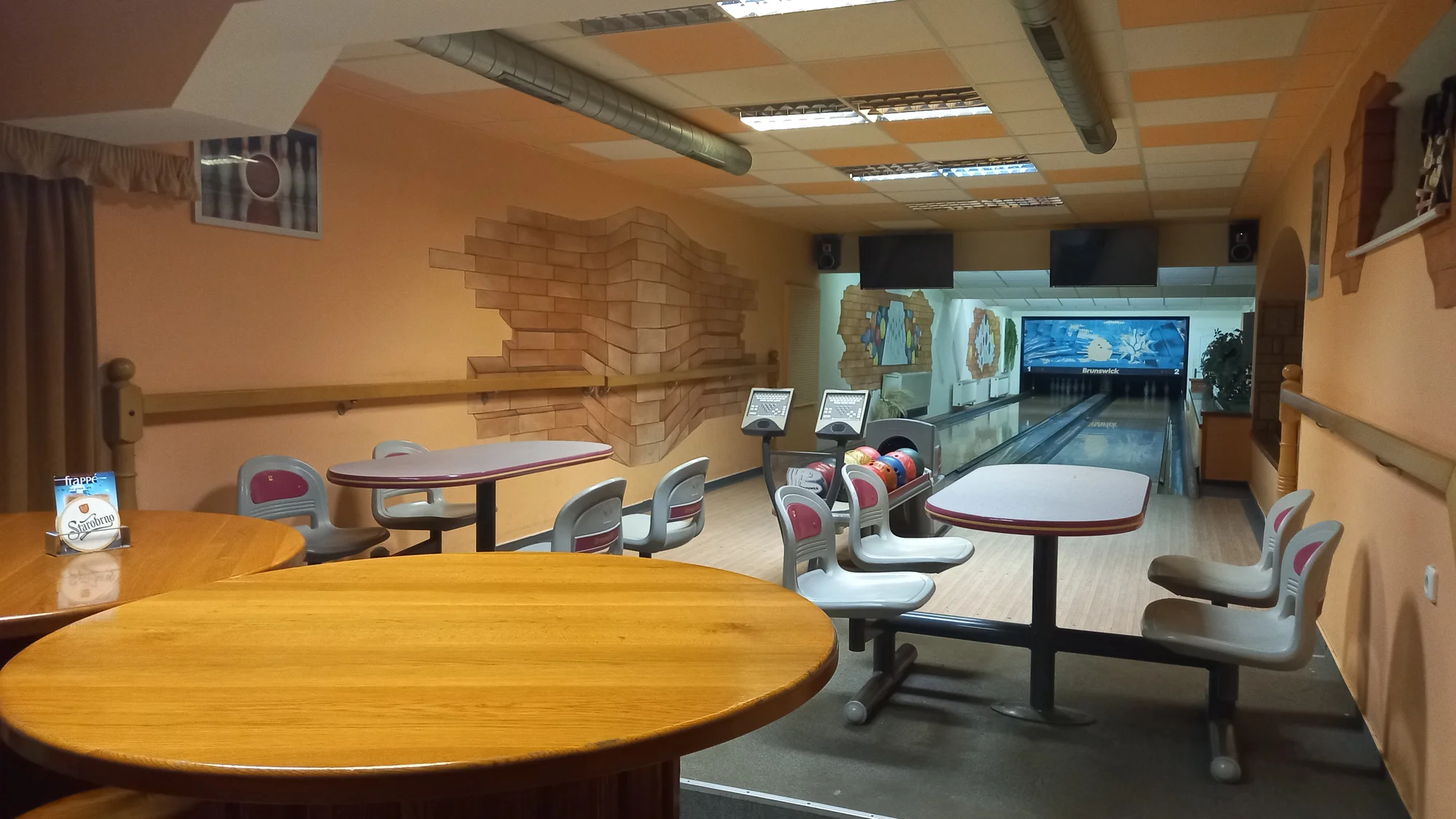 Zábava i bezva bašta: bowling až pro 8 osob, mini řízečky, žebra či pizza