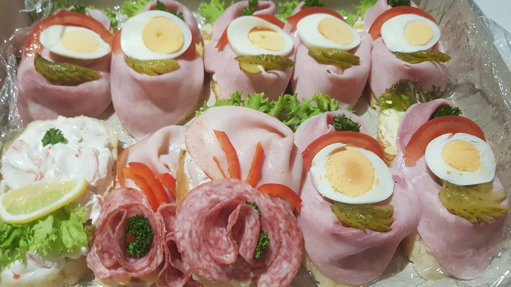 10–20 chlebíčků k vyzvednutí v Nuslích: šunkové, à la krab, salámové i vegetariánské či bezlepkové