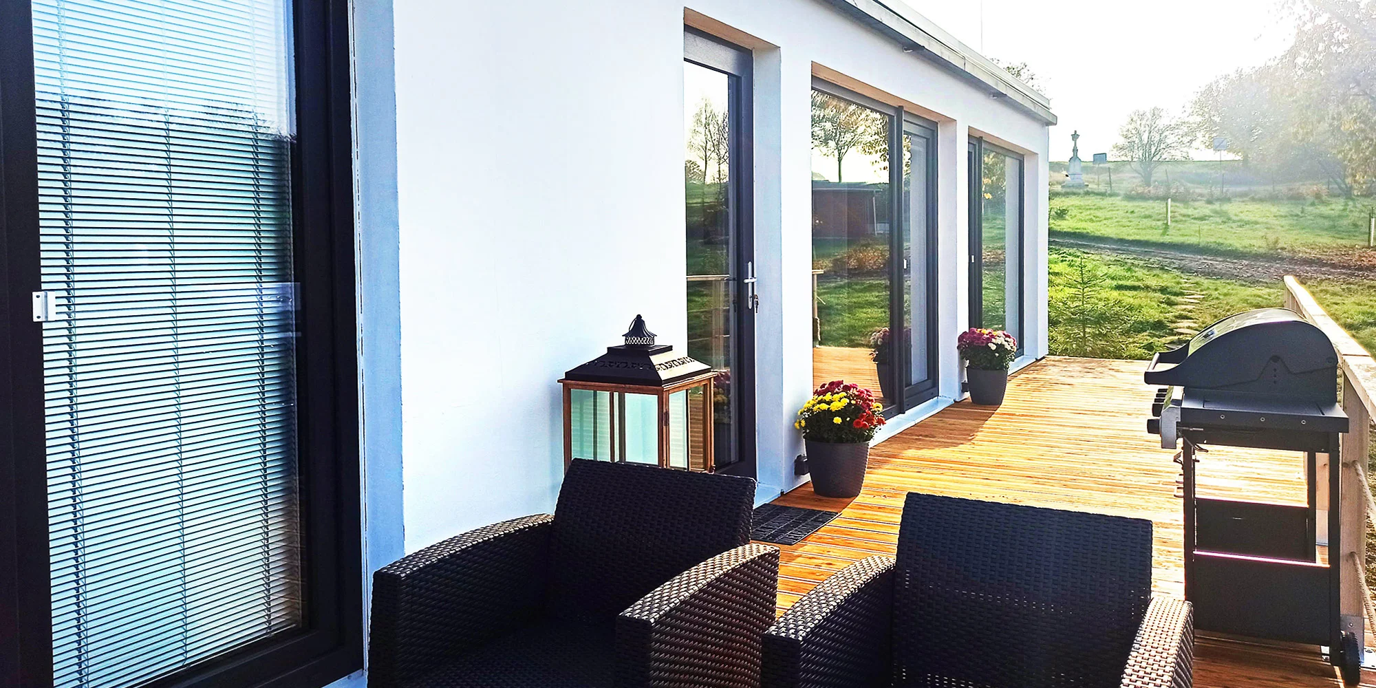 Designový tiny house v přírodě poblíž Olomouce až pro 4 osoby: americký styl, zahrada, bazén, sauna, masáže, koupací sud