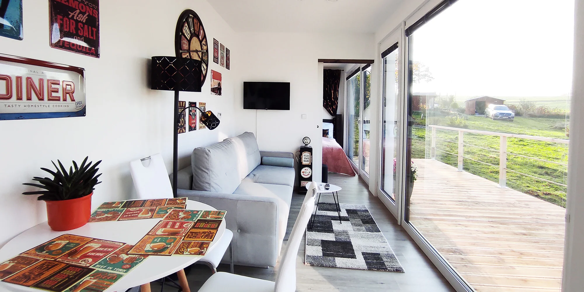 Designový tiny house v přírodě poblíž Olomouce až pro 4 osoby: americký styl, zahrada, bazén, sauna, masáže, koupací sud