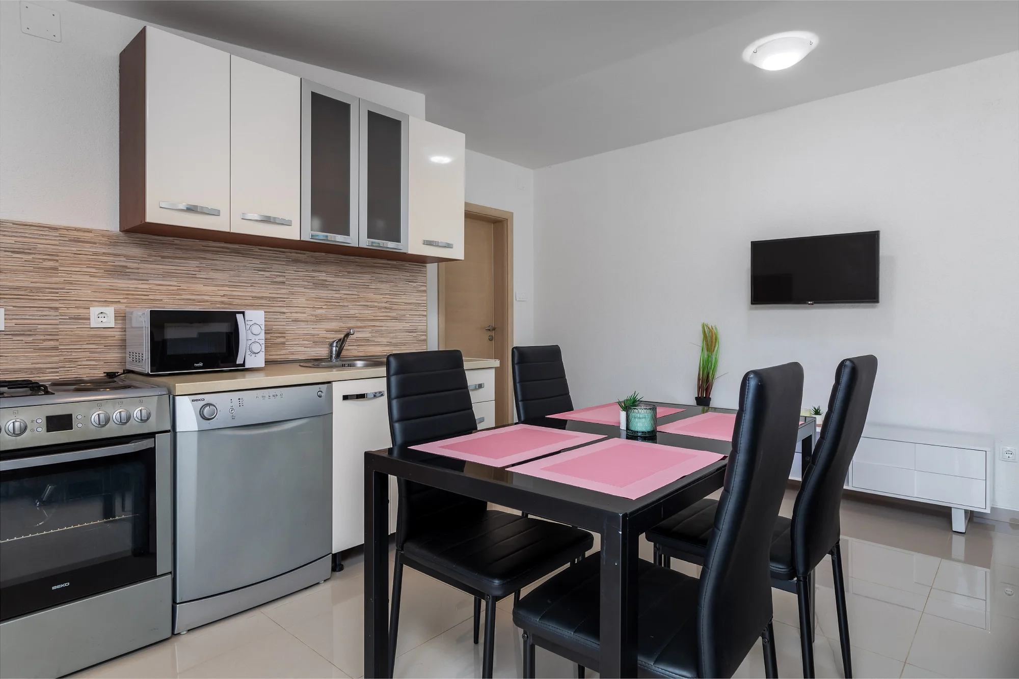Vybavený apartmán v severní Dalmácii přímo u moře pro pár i rodinu