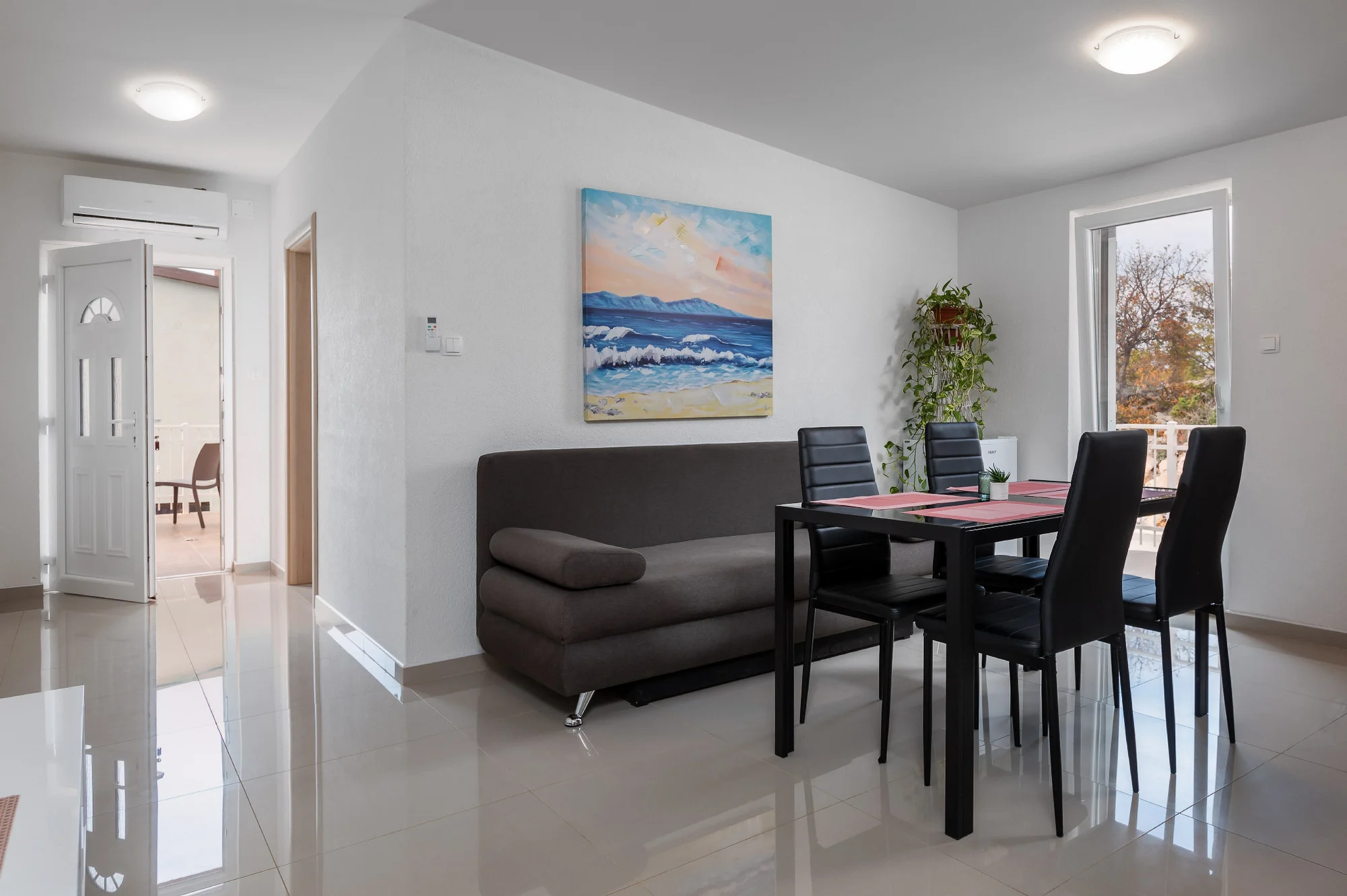 Vybavený apartmán v severní Dalmácii přímo u moře pro pár i rodinu