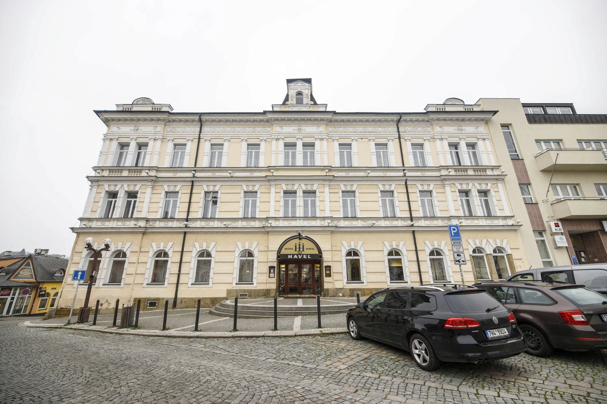 Pobyt v hotelu ve stylu art deco s polopenzí i vstupem na zámek či do bazénu