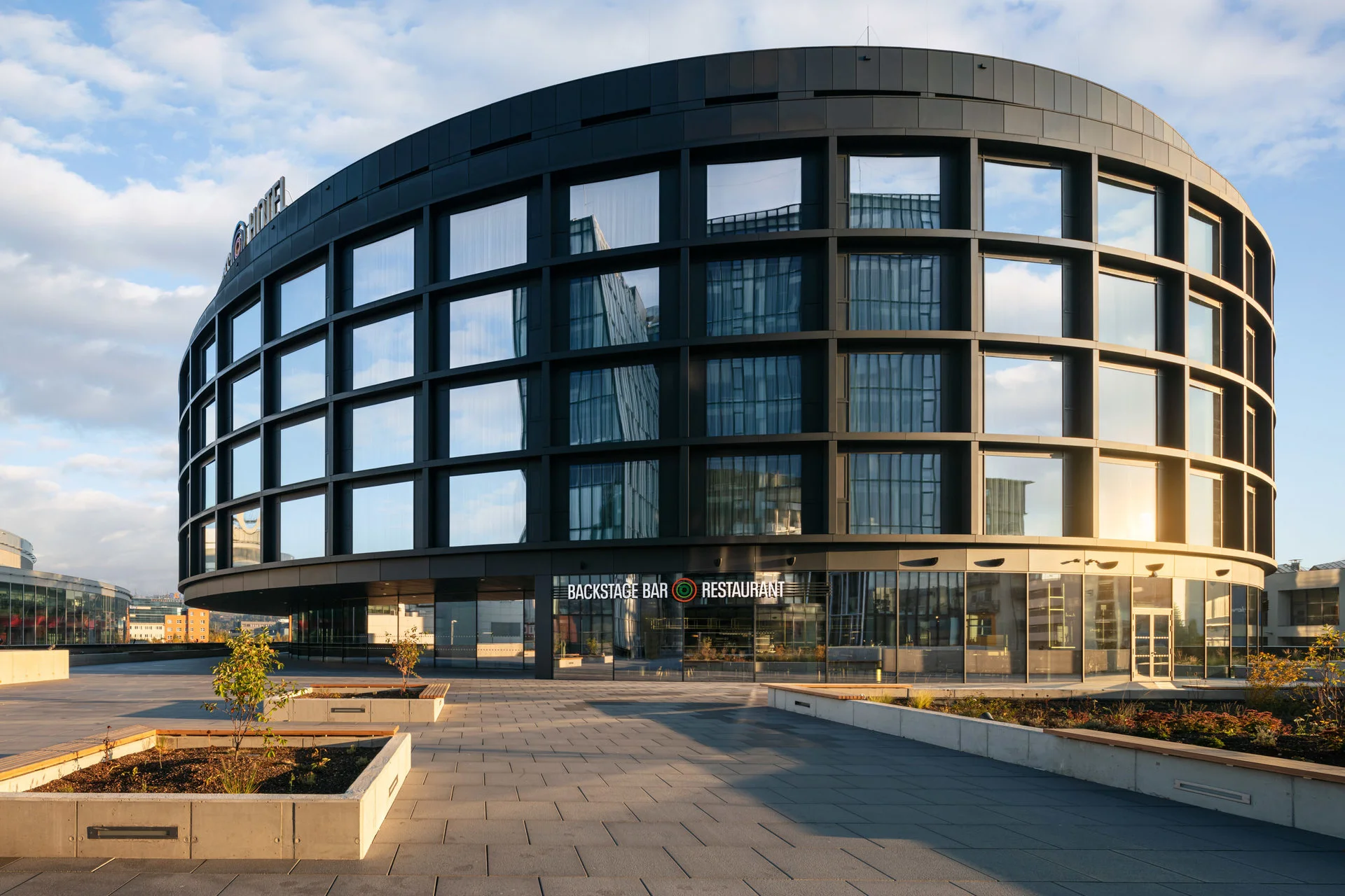 Moderní Stages Hotel**** u O2 areny: vyhlášená kuchyně, parkování v ceně a skvělá dostupnost do centra