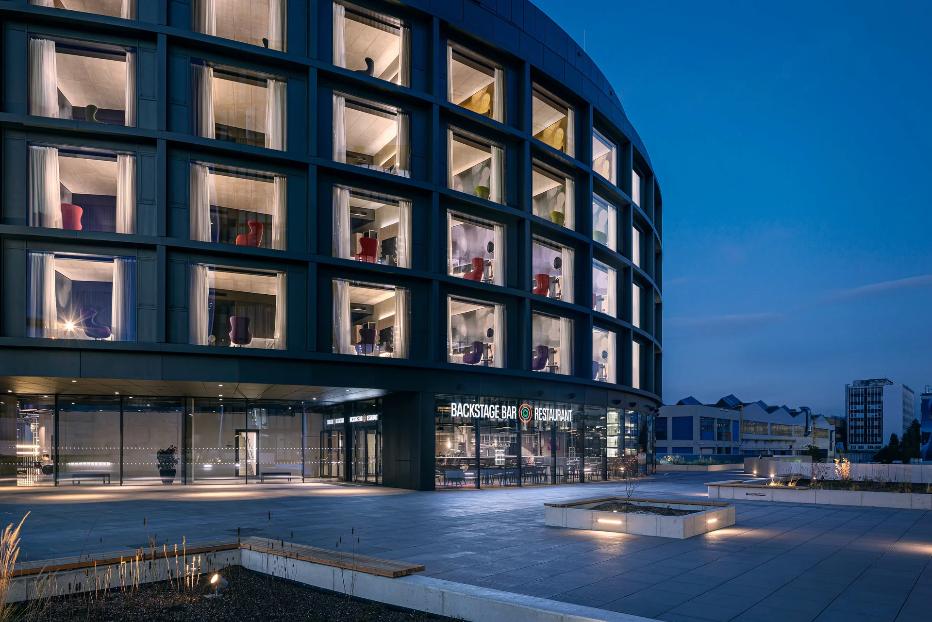 Moderní Stages Hotel**** u O2 areny: vyhlášená kuchyně, parkování v ceně a skvělá dostupnost do centra