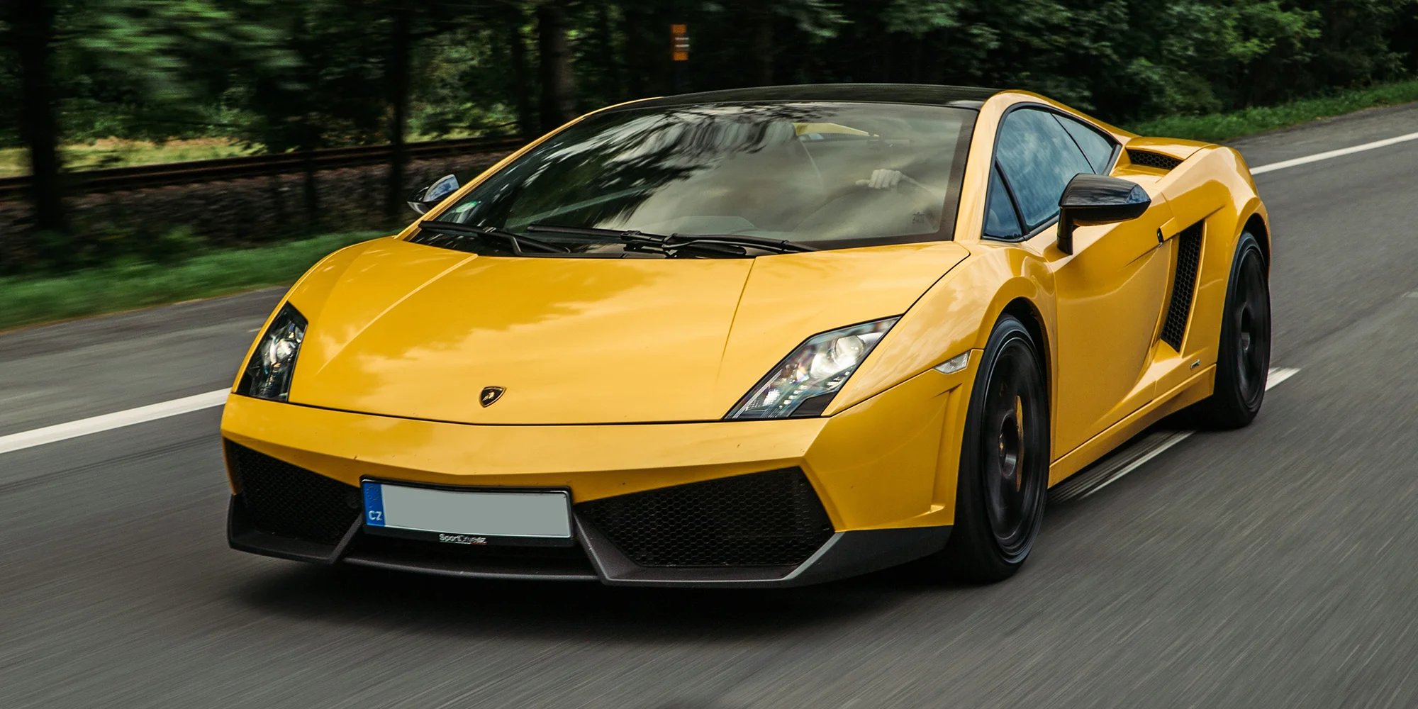 Ovládněte supersport: Ferrari California T nebo Lamborghini Gallardo na 15–40 minut řízení