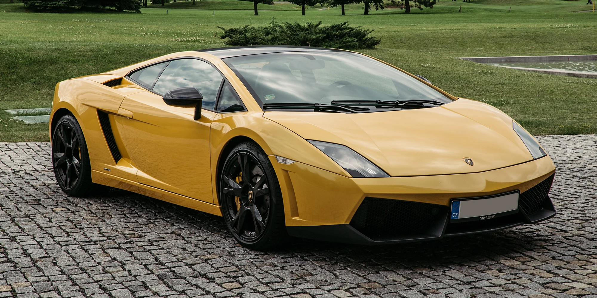 Ovládněte supersport: Ferrari California T nebo Lamborghini Gallardo na 15–40 minut řízení