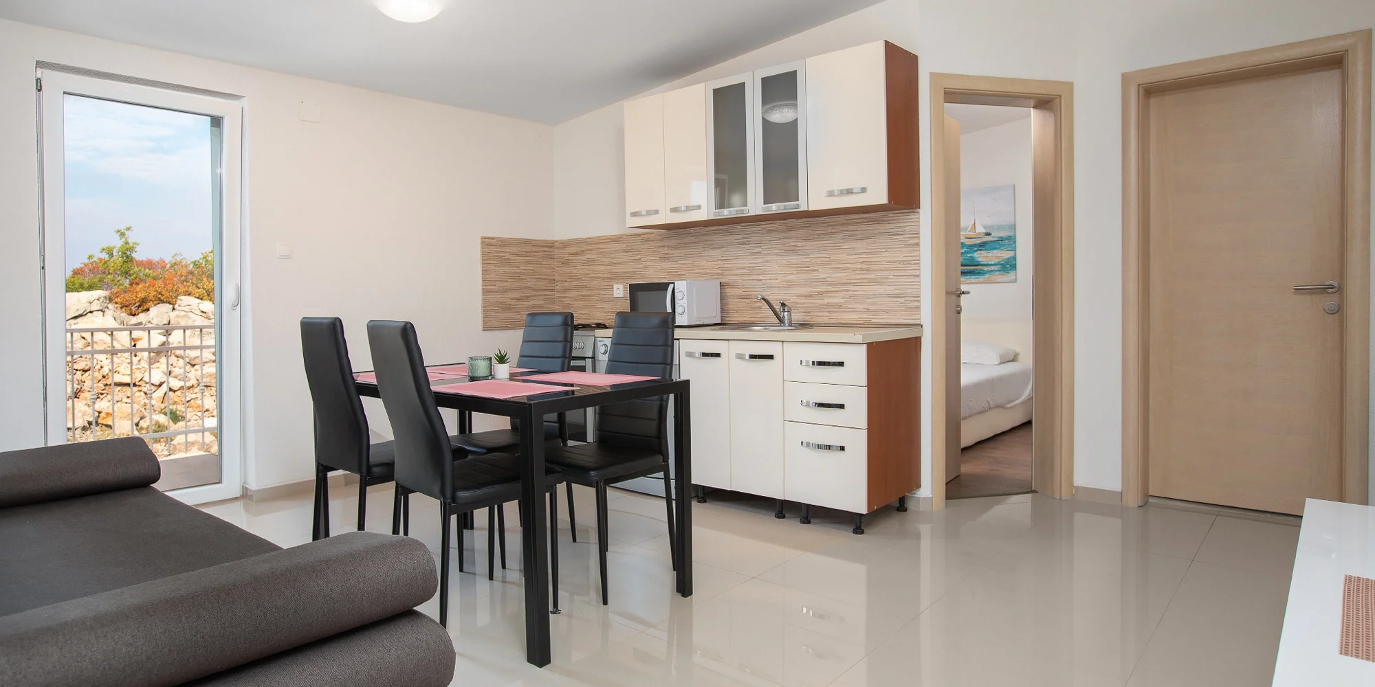 Vybavený apartmán v severní Dalmácii přímo u moře pro pár i rodinu