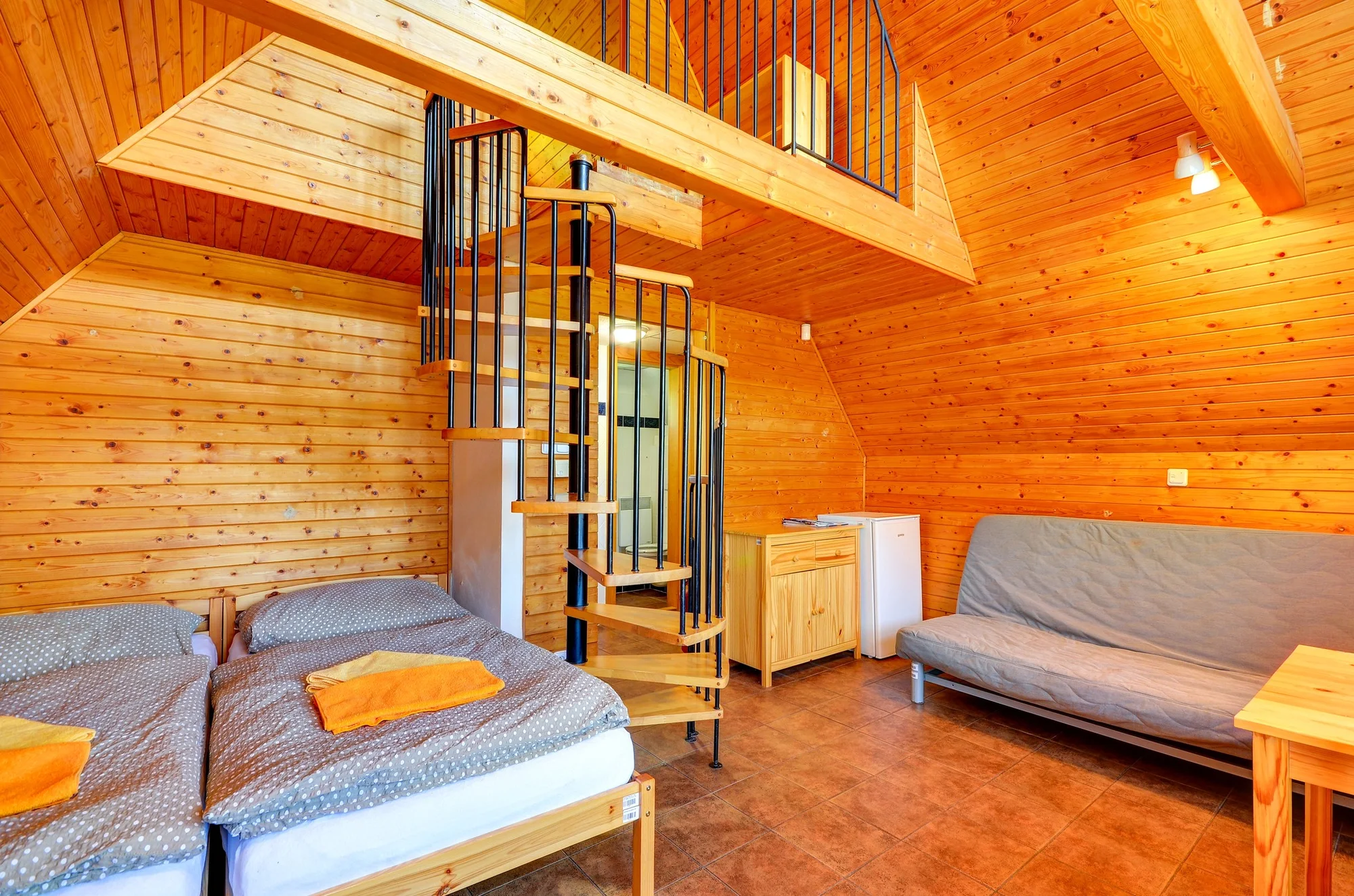 Pobyt u Nového Města na Moravě: moderní pokoj či chatka, jídlo i sauna