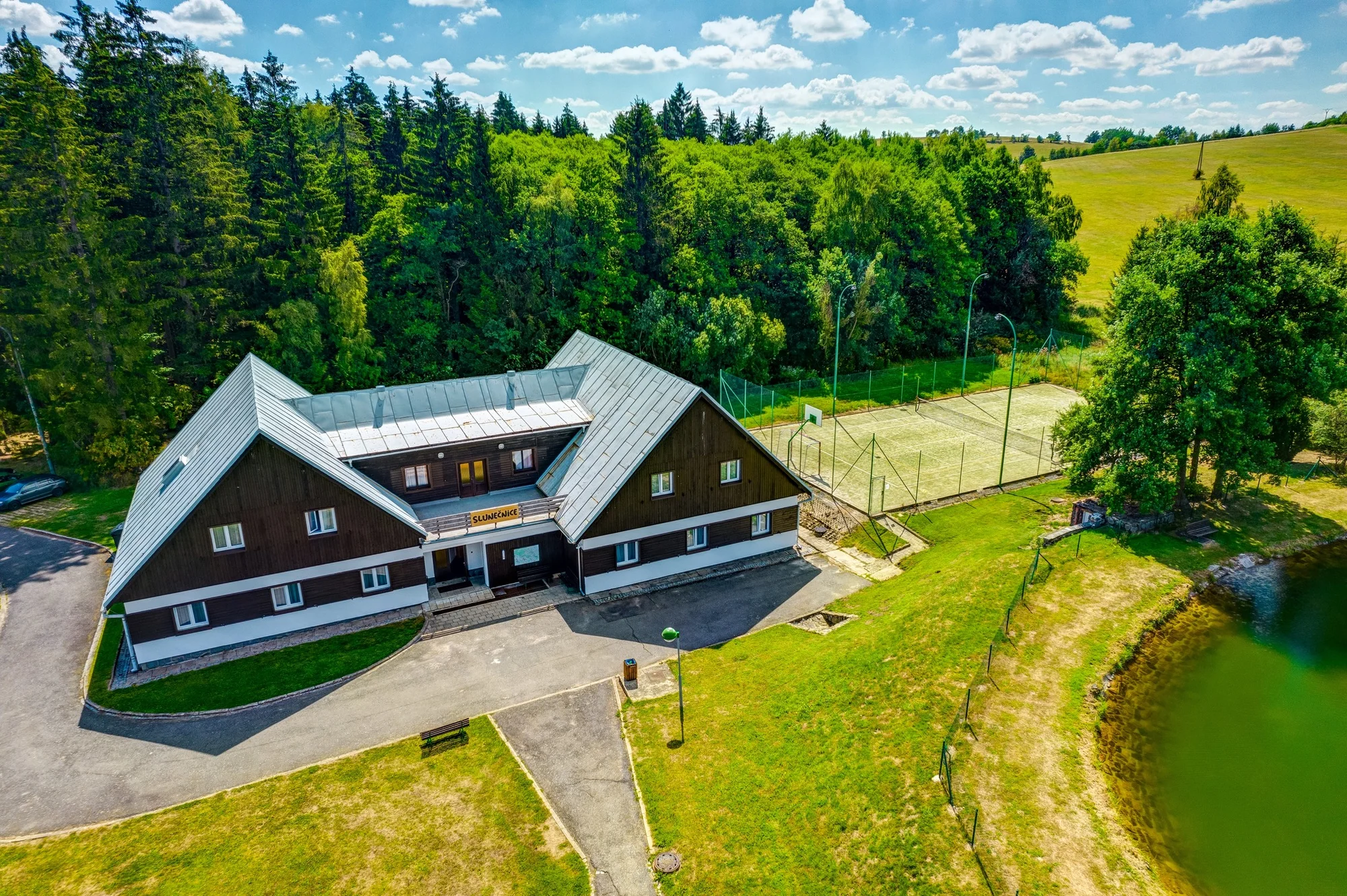Pobyt u Nového Města na Moravě: moderní pokoj či chatka, jídlo i sauna