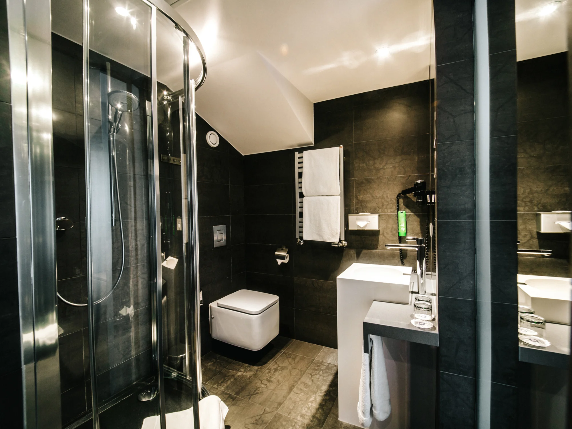 Moderní hotel v centru Gdaňsku: bohaté snídaně a neomezená sauna
