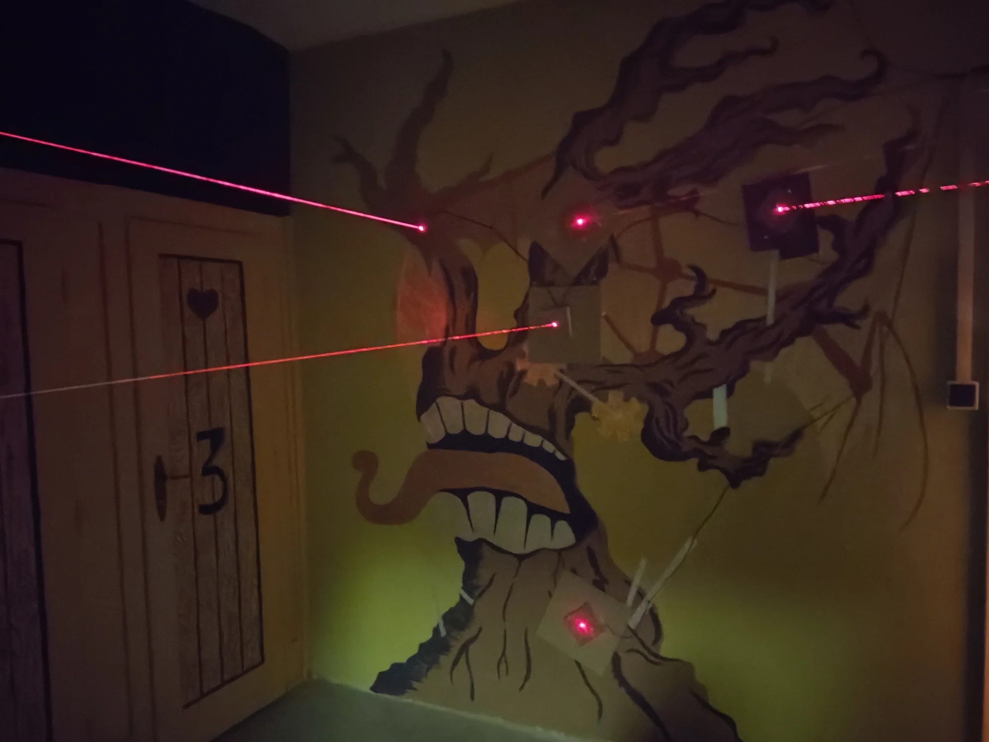 Únikovka Paralelní vesmír až pro 6 hráčů: napínavá hra s limitem 66 minut