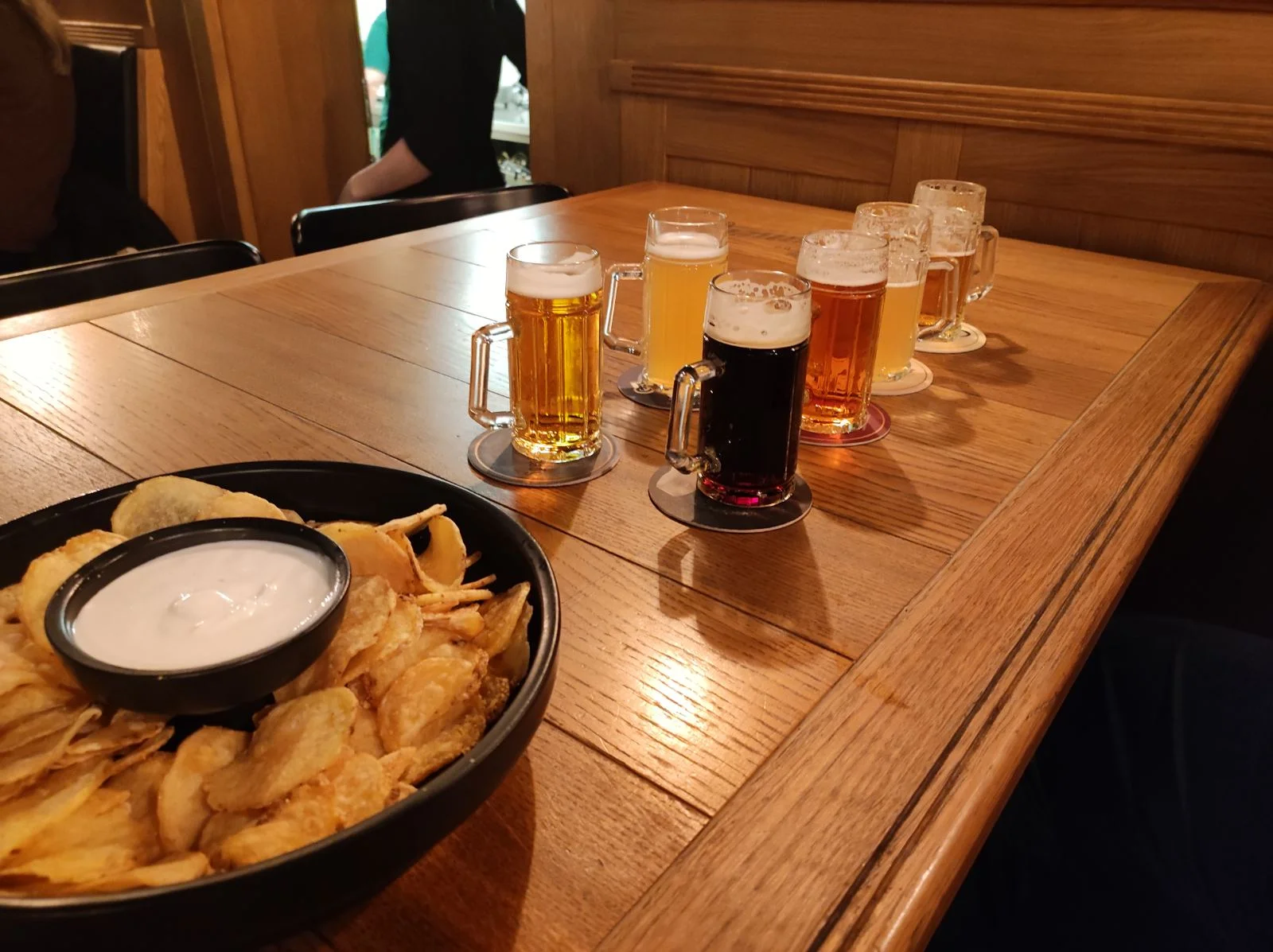 Návštěvnické centru Staropramen: prohlídka i pivní degustace s možností domácích chipsů s dipem