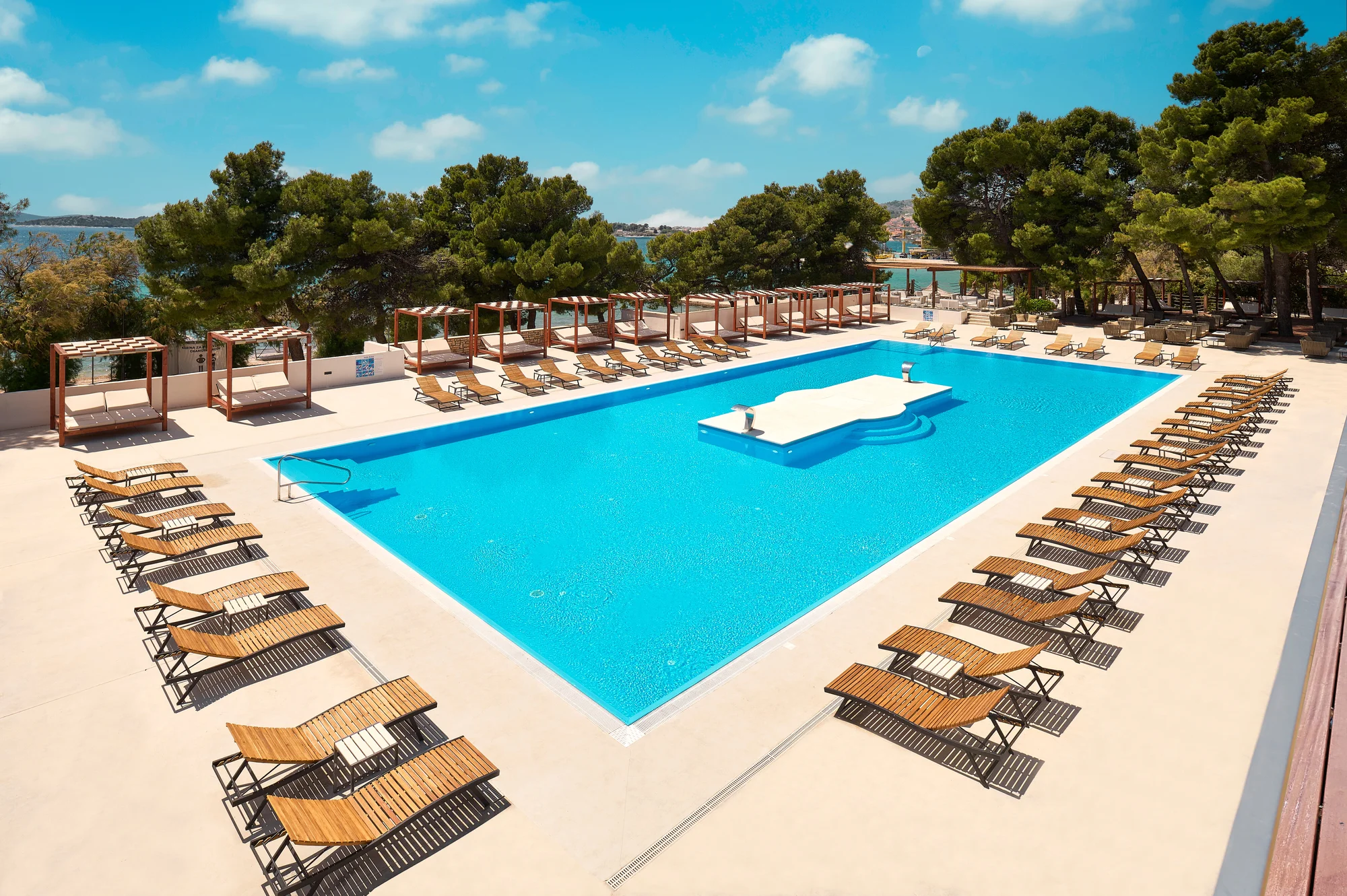 Vodice v Chorvatsku a parádní dovolená u moře: hotel hned u pláže, polopenze, bazény i fitness