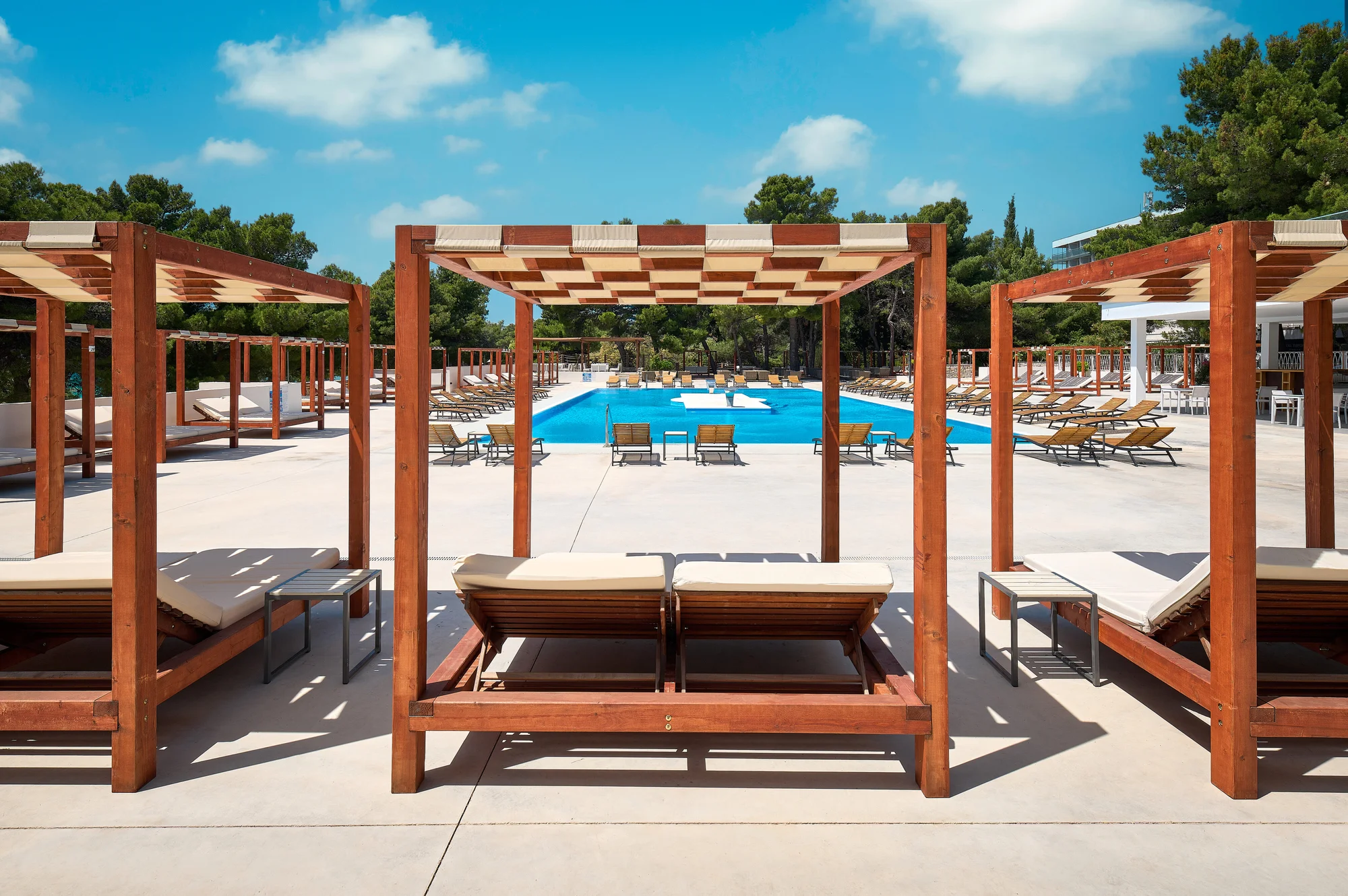 Vodice v Chorvatsku a parádní dovolená u moře: hotel hned u pláže, polopenze, bazény i fitness