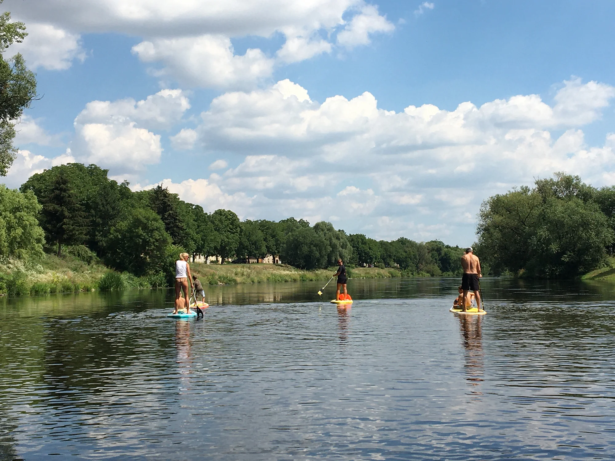 Sjíždění Ohře na paddleboardu i opékání buřtů: úseky vhodné i pro rodiny s dětmi