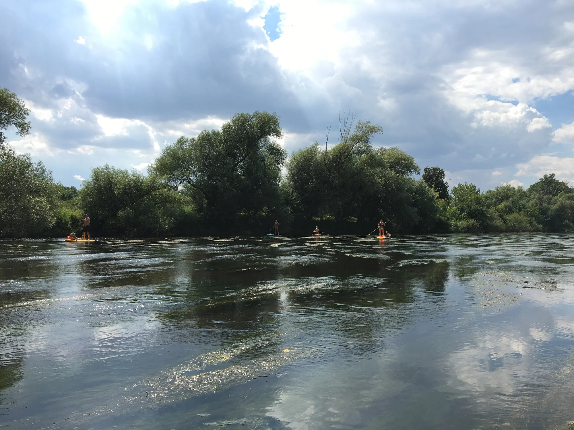 Sjíždění Ohře na paddleboardu i opékání buřtů: úseky vhodné i pro rodiny s dětmi