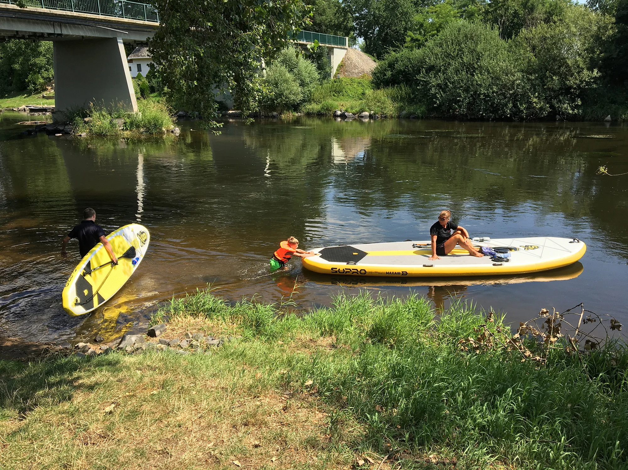 Sjíždění Ohře na paddleboardu i opékání buřtů: úseky vhodné i pro rodiny s dětmi