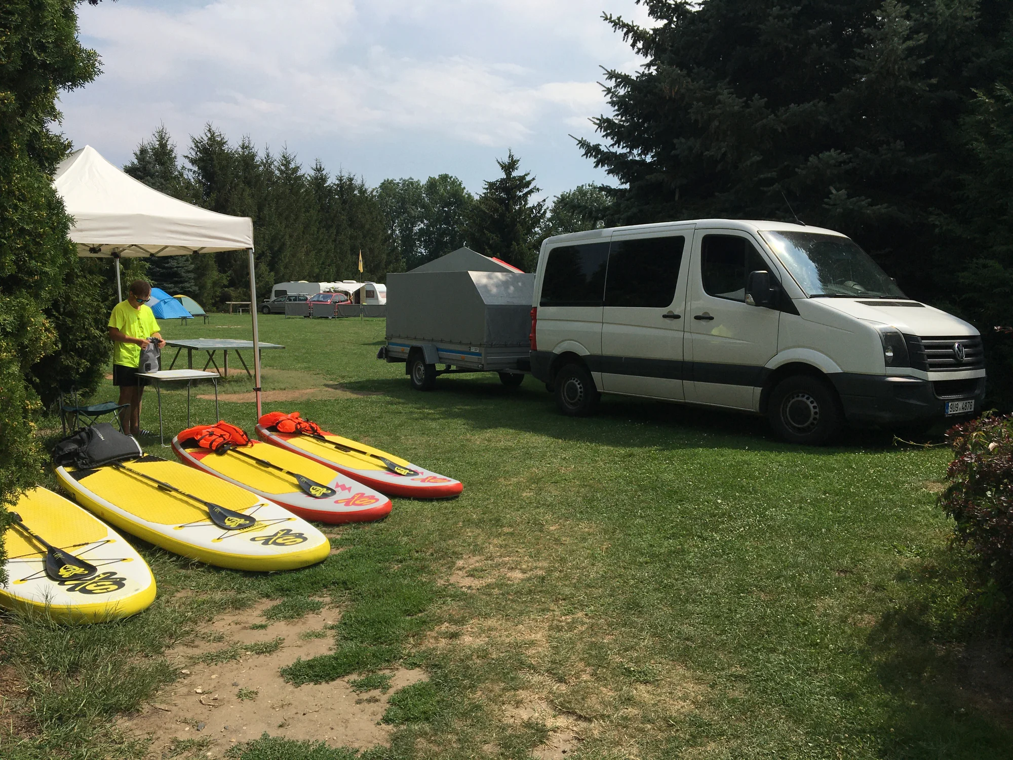 Sjíždění Ohře na paddleboardu i opékání buřtů: úseky vhodné i pro rodiny s dětmi