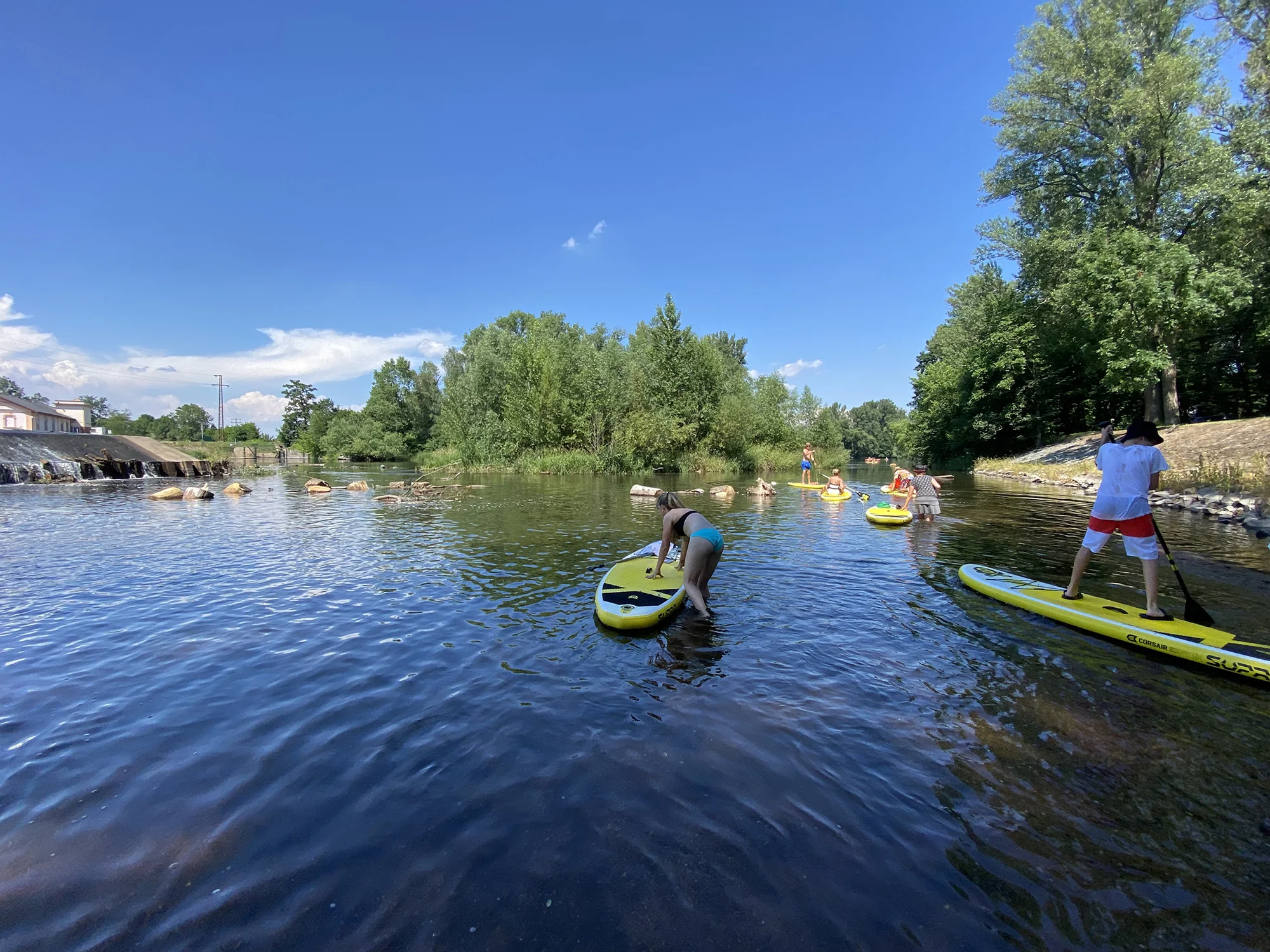 Sjíždění Ohře na paddleboardu i opékání buřtů: úseky vhodné i pro rodiny s dětmi