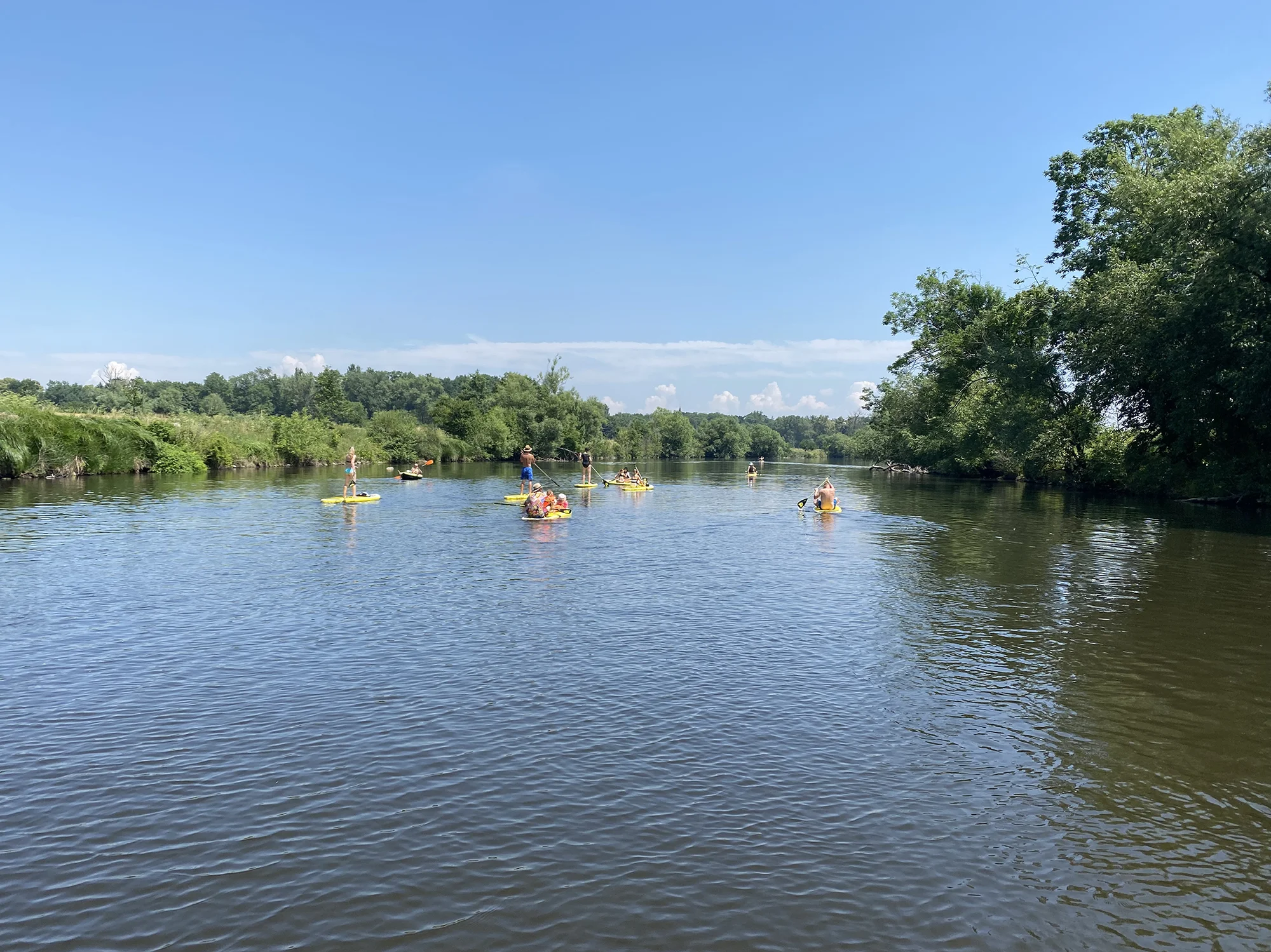 Sjíždění Ohře na paddleboardu i opékání buřtů: úseky vhodné i pro rodiny s dětmi
