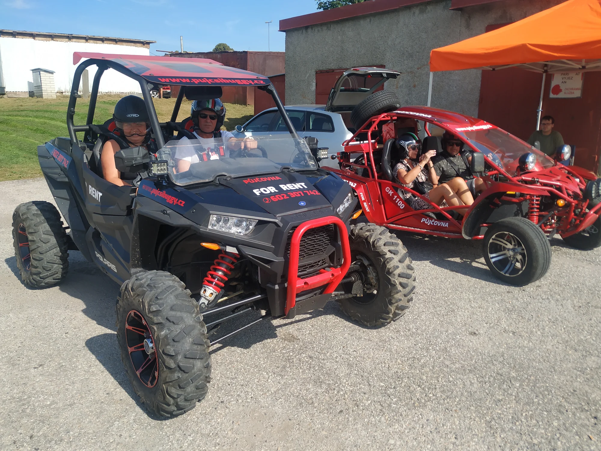 Zažijte s parťákem pořádnou jízdu: zapůjčení dvoumístné buggy na 1-6 hodin i piknikový koš