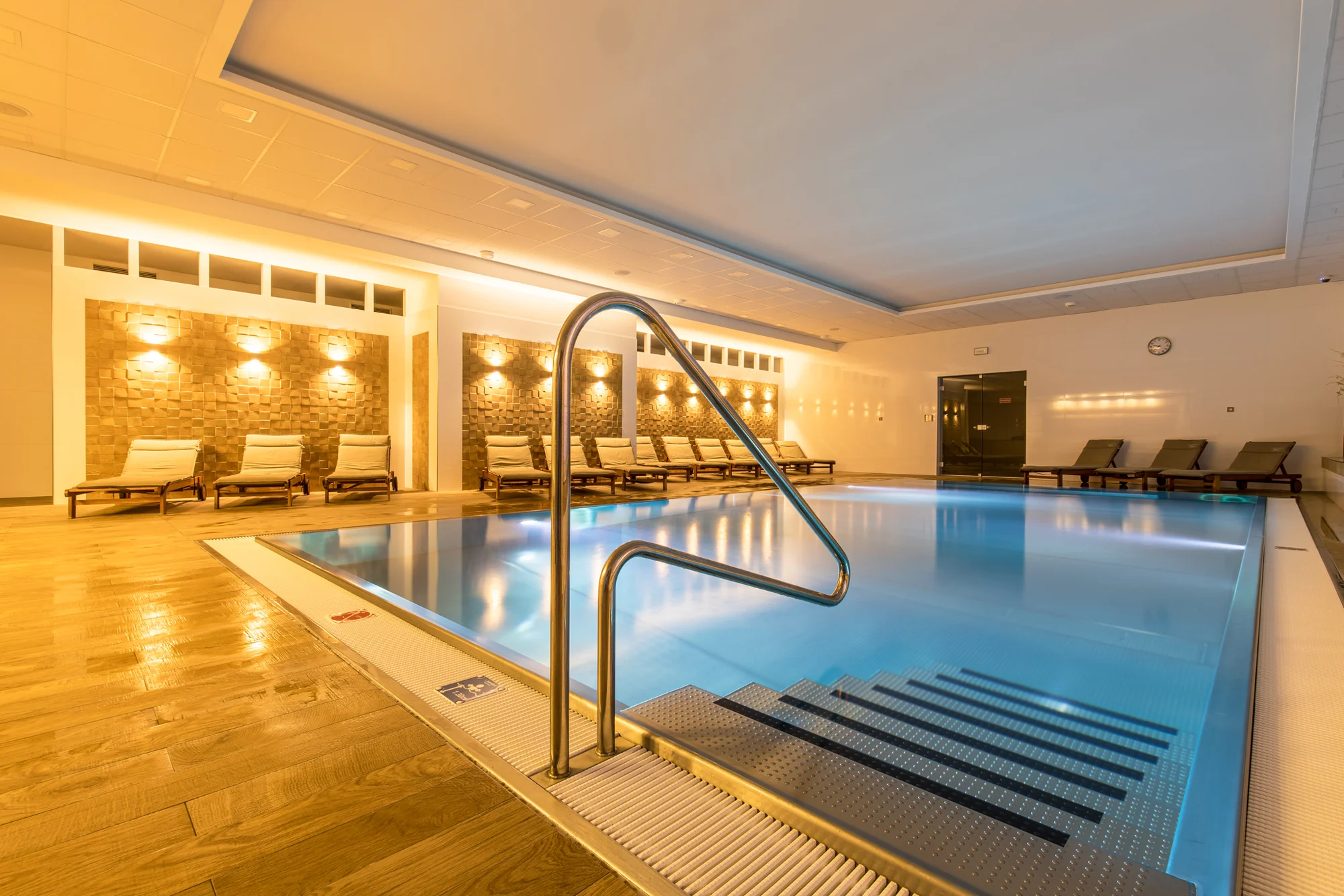 Pobyt ve 4* hotelu ve Varech: skvělé jídlo, masáž, wellness i vlastní kinosál