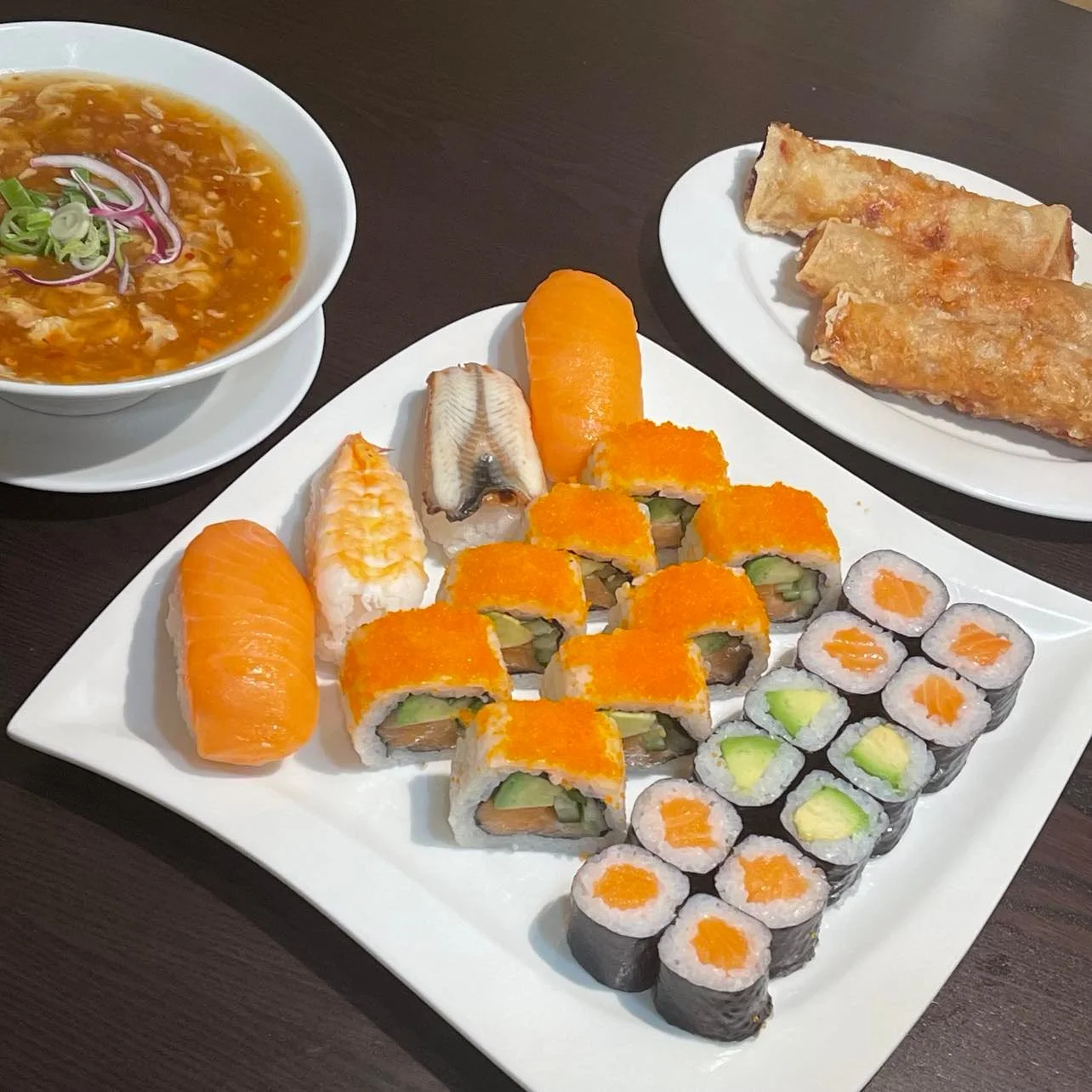 Bohaté sushi sety: maki, nigiri, california rolls a k tomu pho, miso, tom yam či jiná polévka