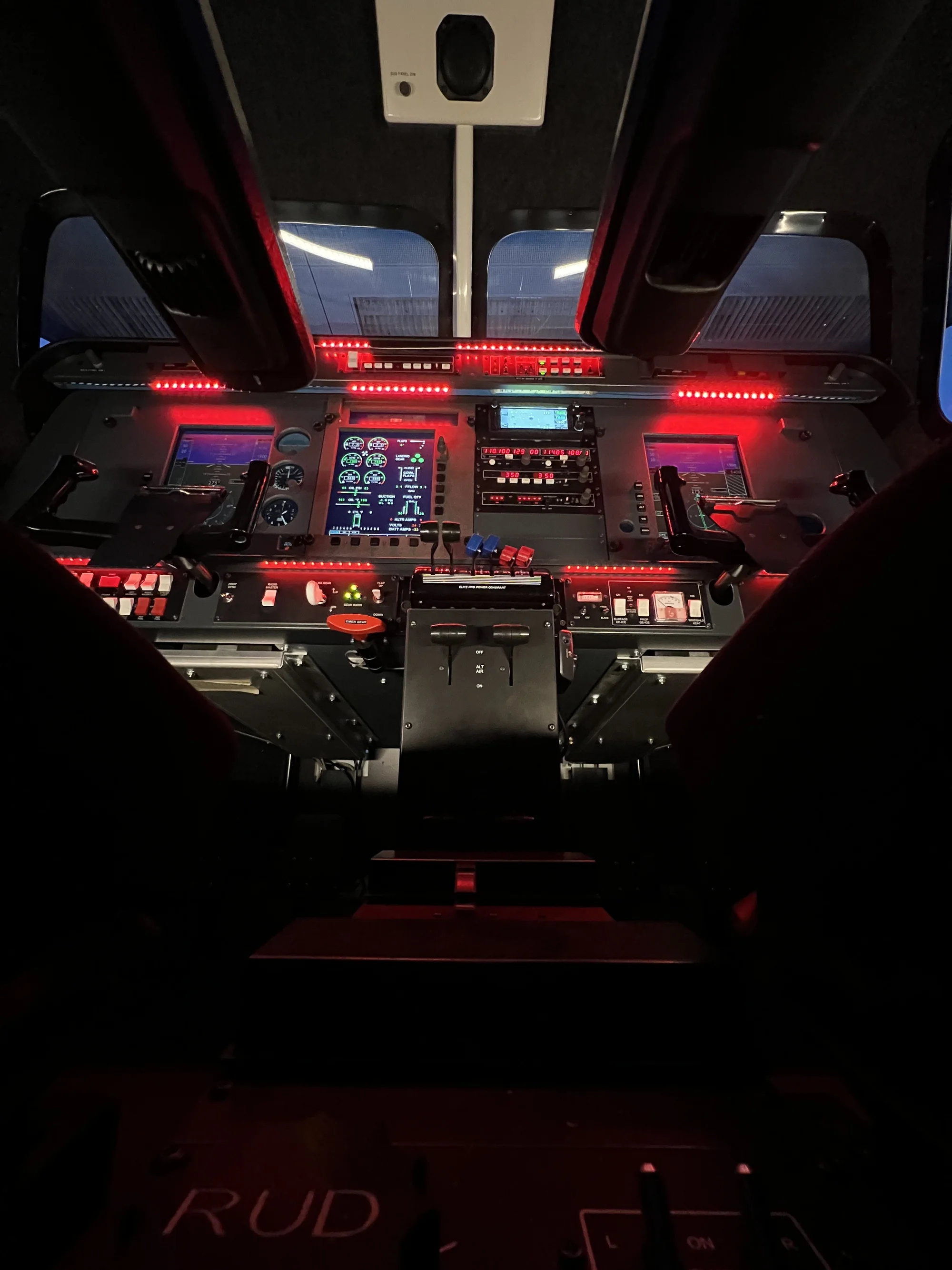 Let na simulátoru dvoumotorového letadla: 30 nebo 60 minut simulace