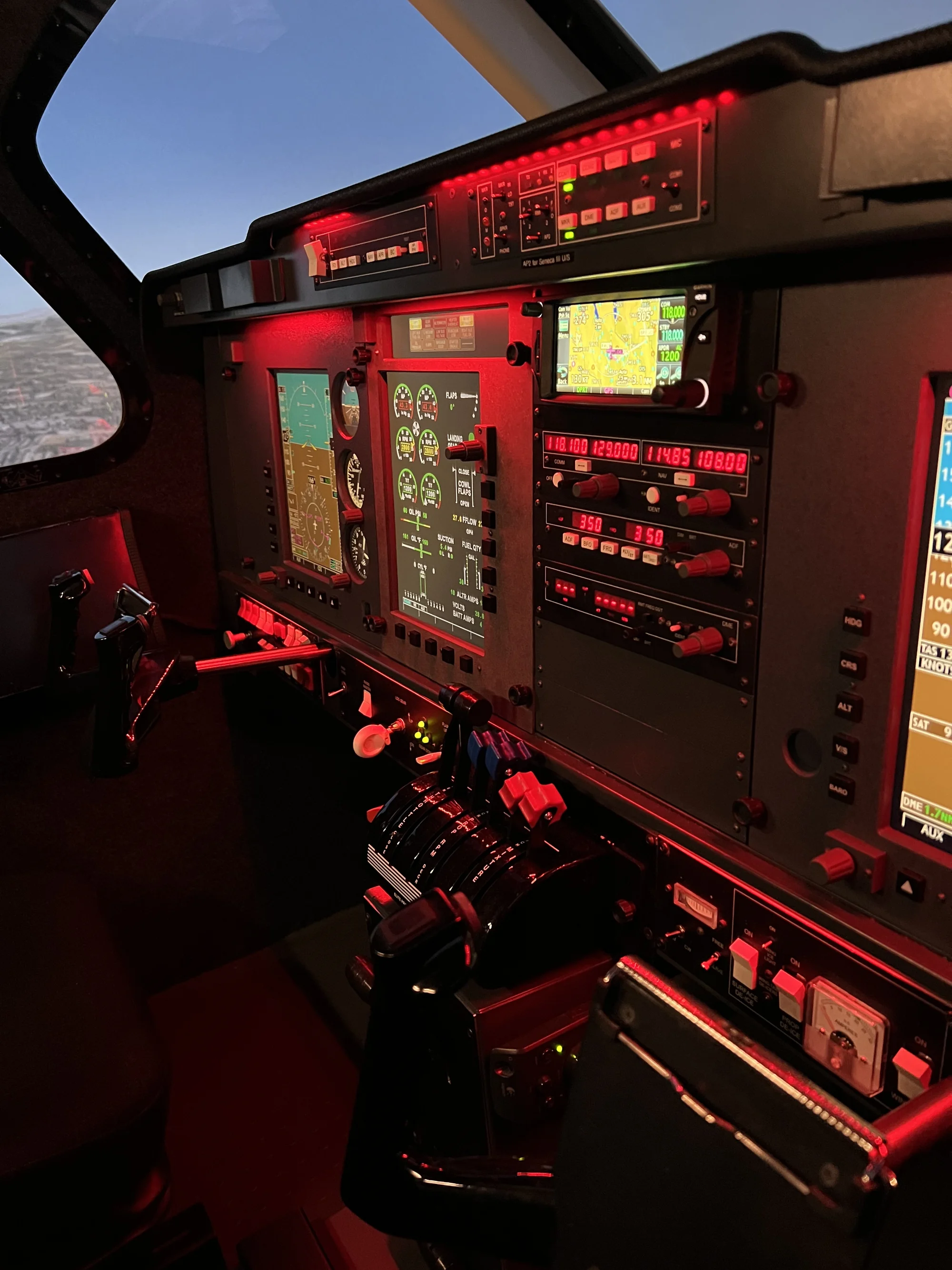 Let na simulátoru dvoumotorového letadla: 30 nebo 60 minut simulace