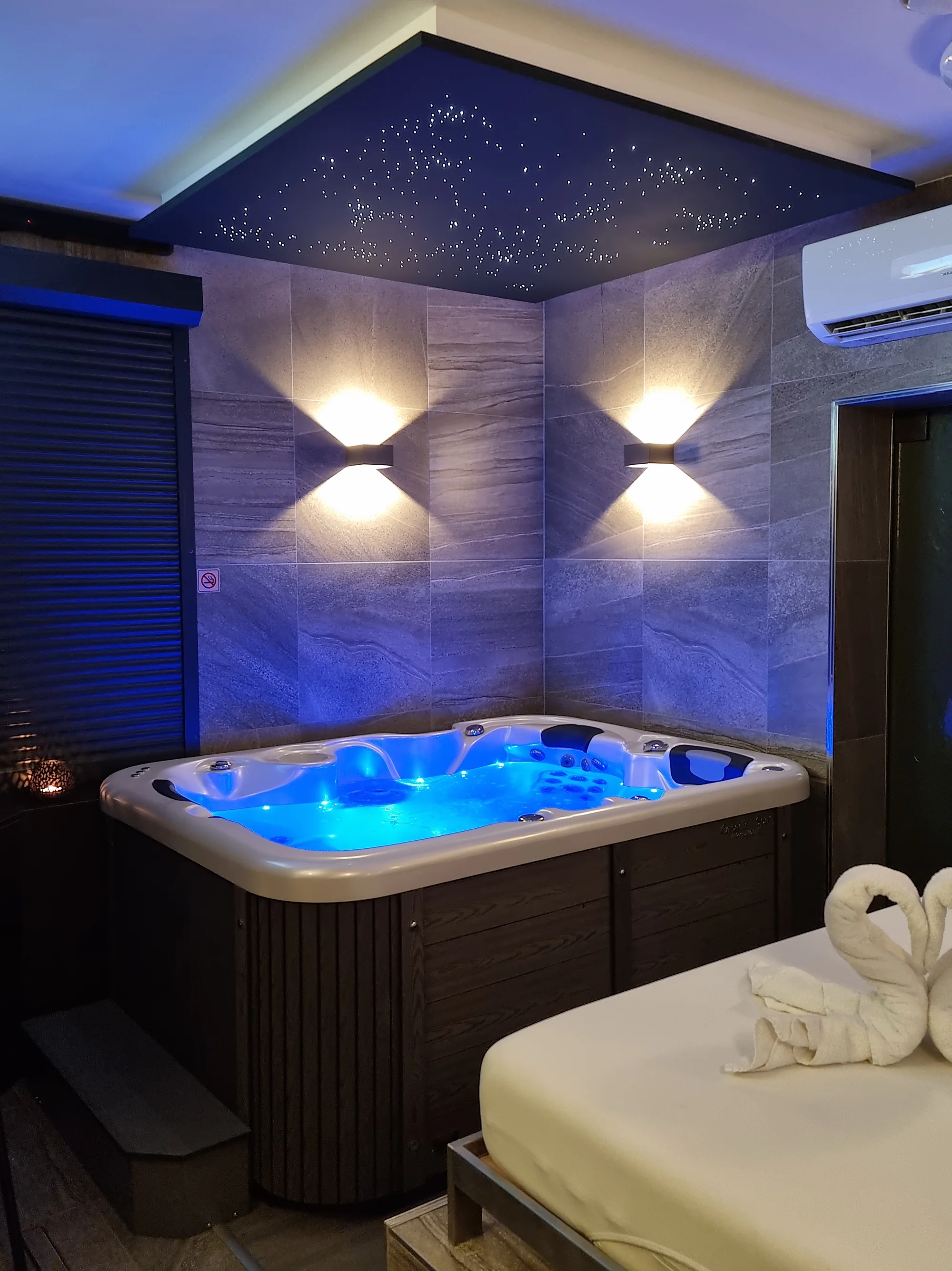 Privátní wellness pro 2 osoby: 60–120 min. vířivky a finské sauny, mísa ovoce i drink