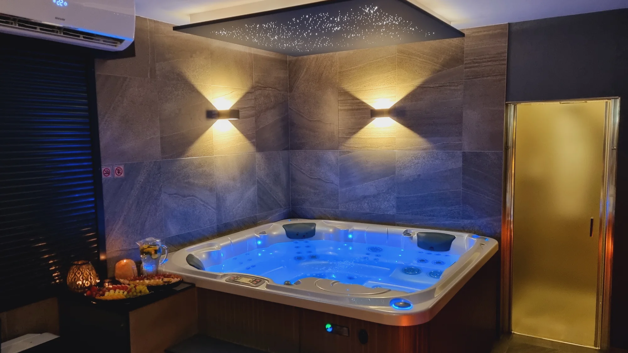 Privátní wellness pro 2 nebo 4 osoby: vířivka, sauna, sekt, ovoce i drinky