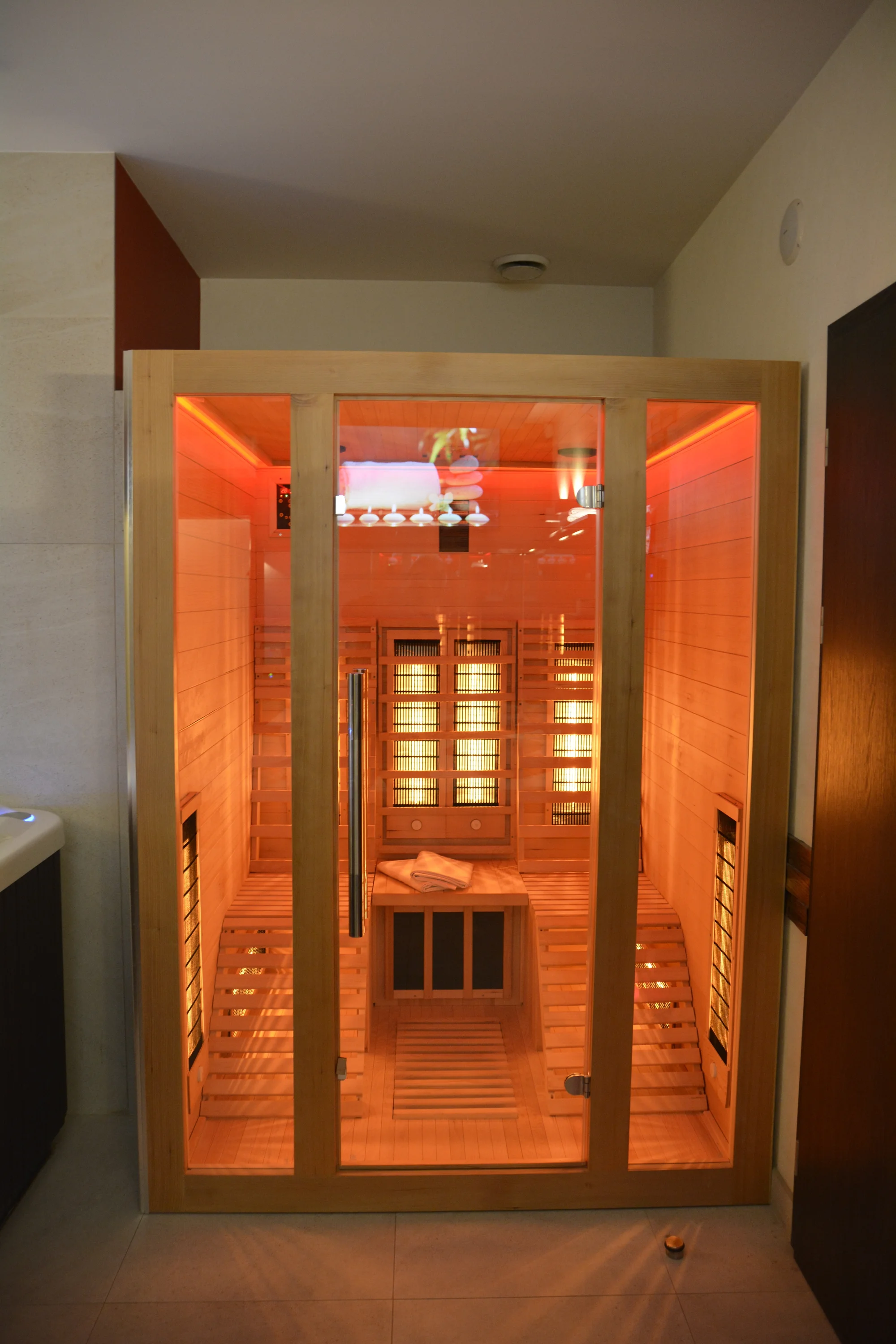 Privátní wellness pro 2 nebo 4 osoby: vířivka, sauna, sekt, ovoce i drinky
