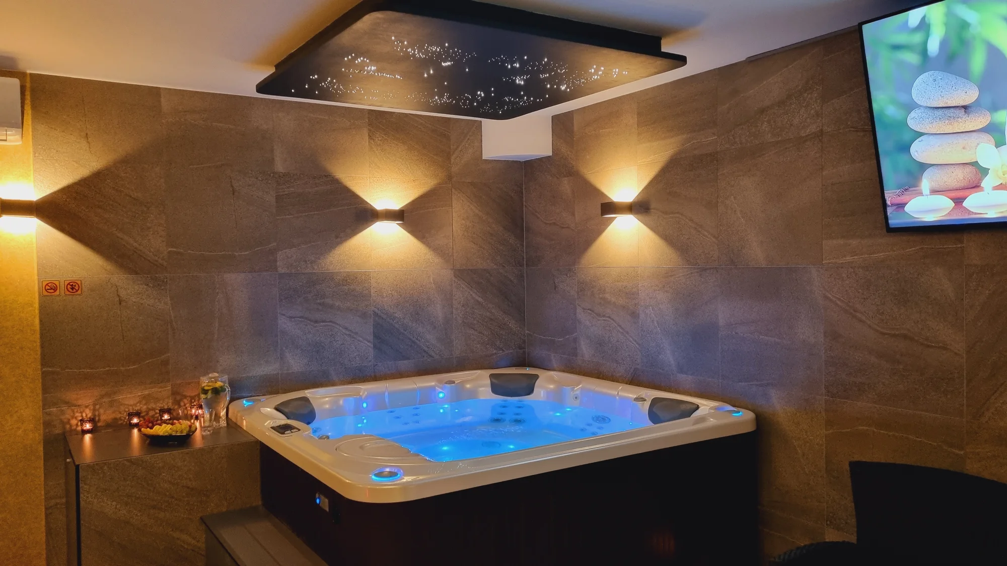 Privátní wellness pro 2 nebo 4 osoby: vířivka, sauna, sekt, ovoce i drinky