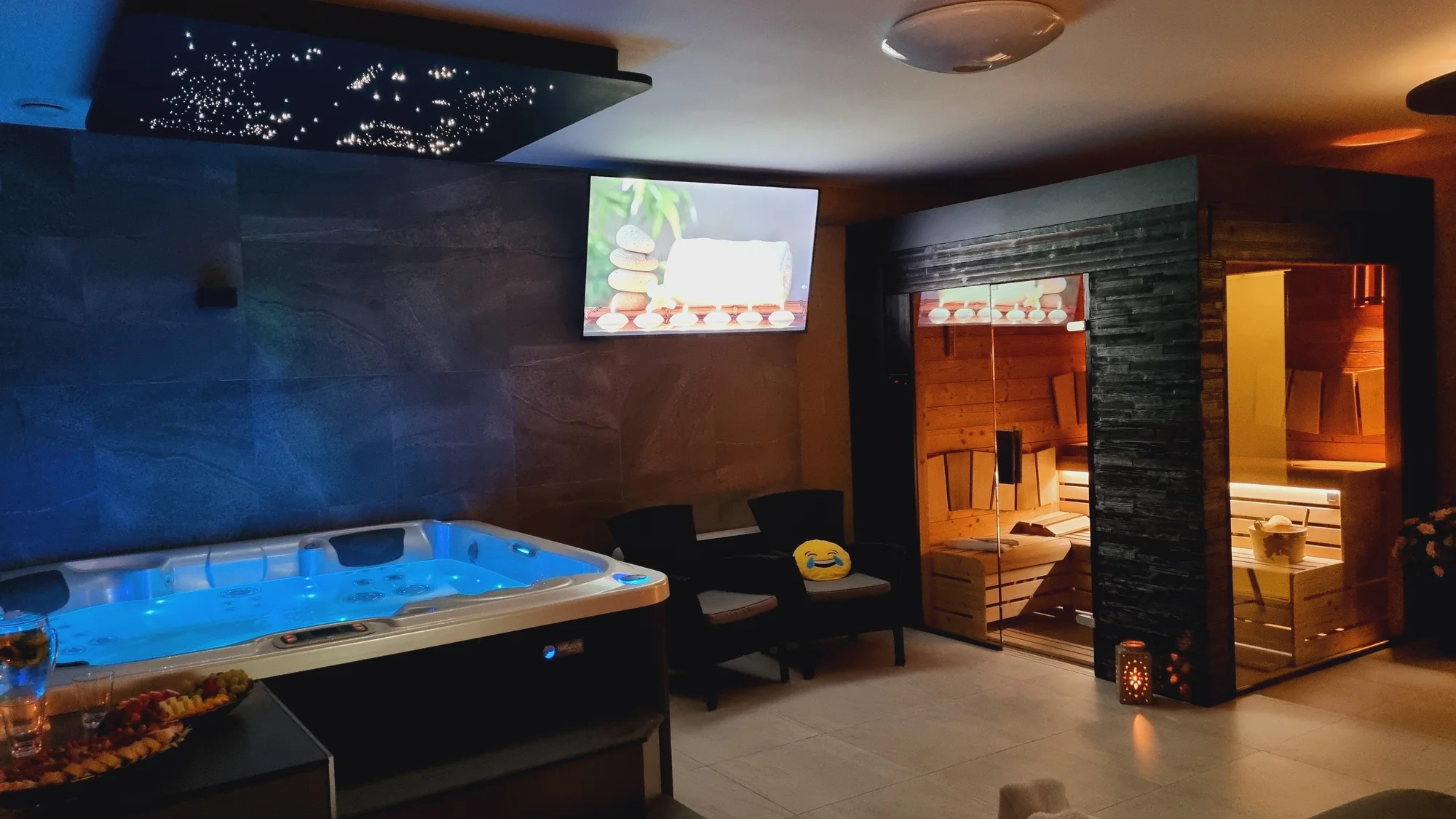 Privátní wellness pro 2 nebo 4 osoby: vířivka, sauna, sekt, ovoce i drinky