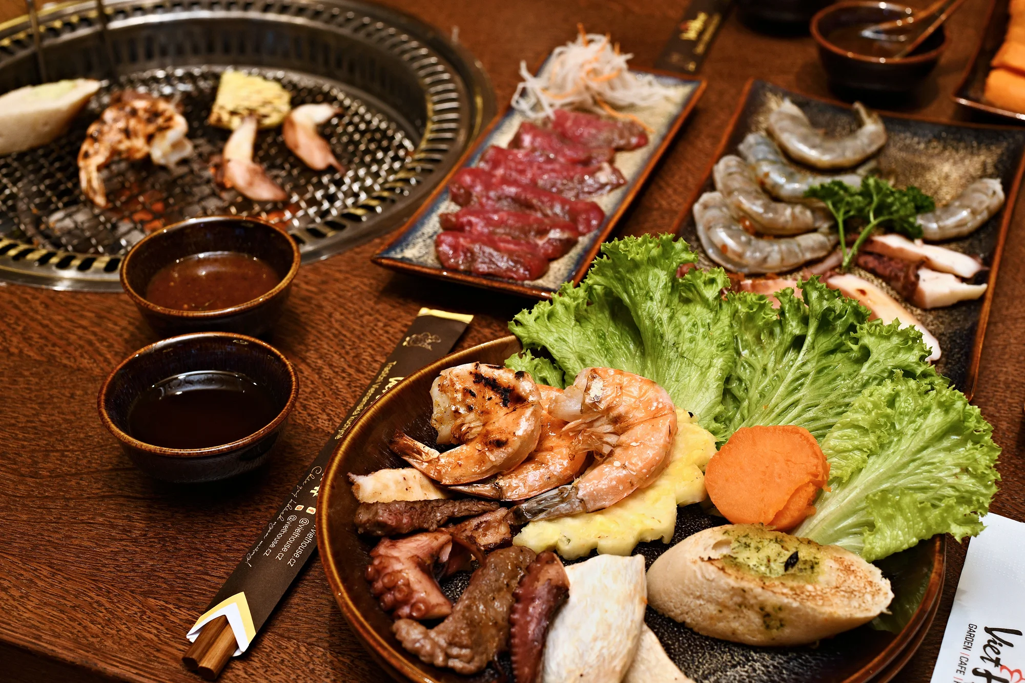 Luxusní degustační menu na gril: japonské hovězí Wagyu, krevety i chobotnice a lahev vína
