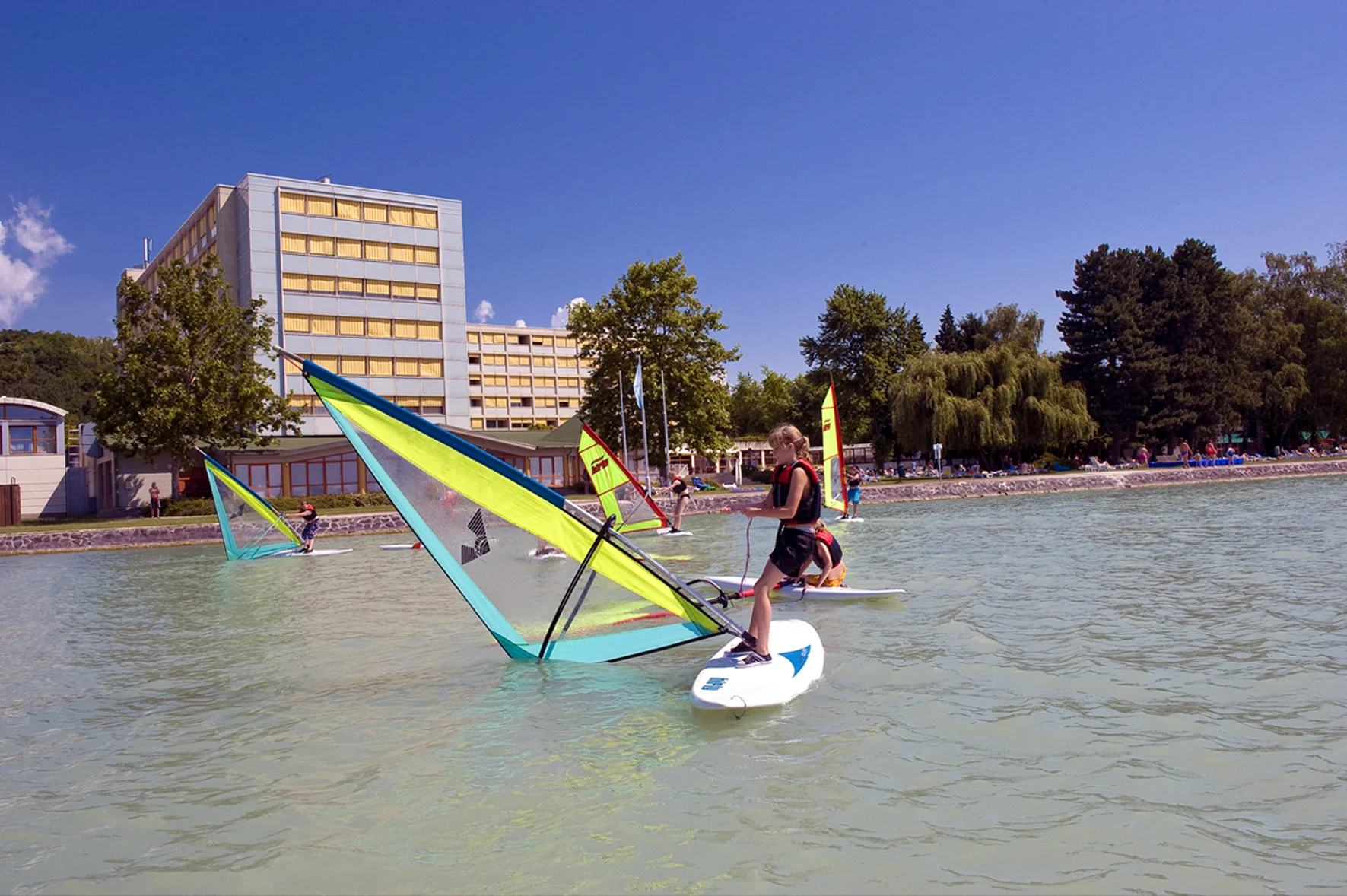 Dovolená u Balatonu: 4* hotel přímo u pláže, tobogán, bazény i wellness a polopenze
