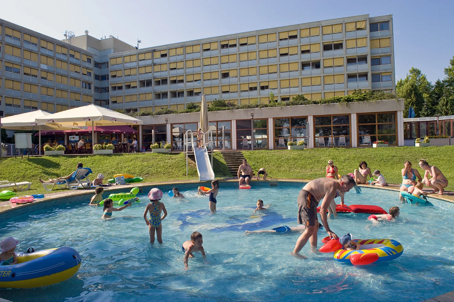 Dovolená u Balatonu: 4* hotel přímo u pláže, tobogán, bazény i wellness a polopenze