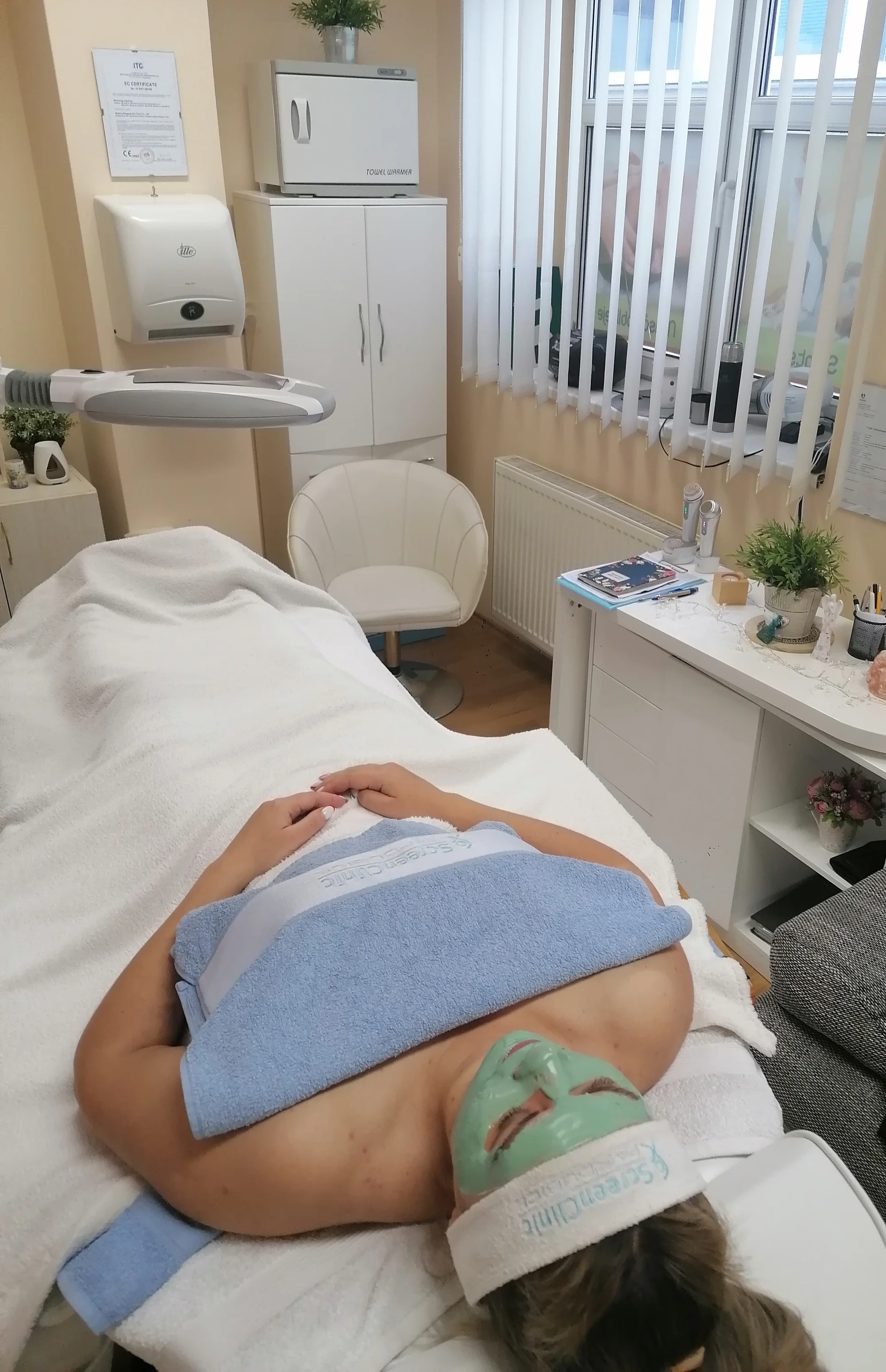 Relaxační balíček pro dámy: regenerační nebo anti-age ošetření pleti a masáž zad a šíje