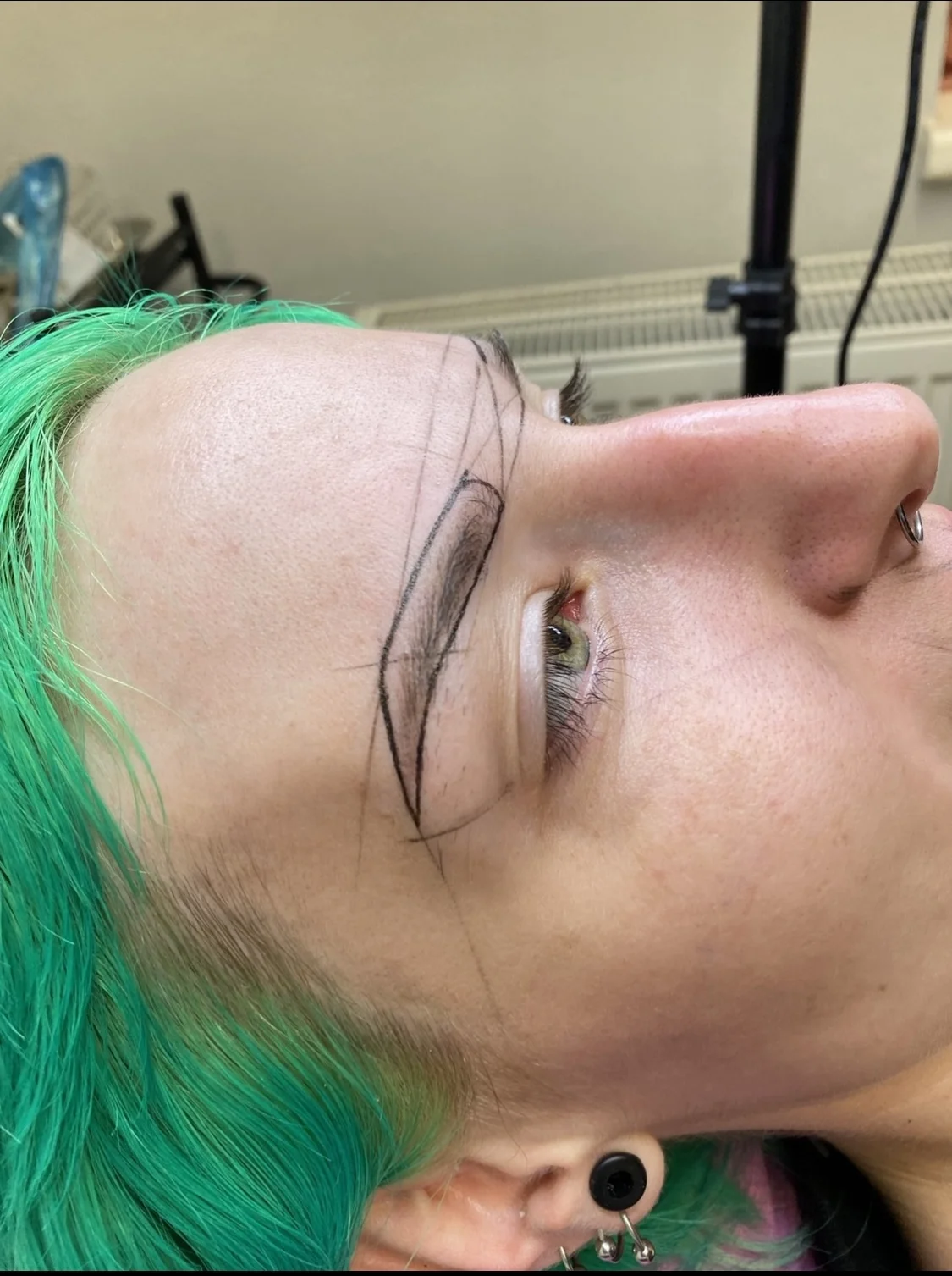 Permanentní make-up obočí metodou stínování pro přirozený efekt