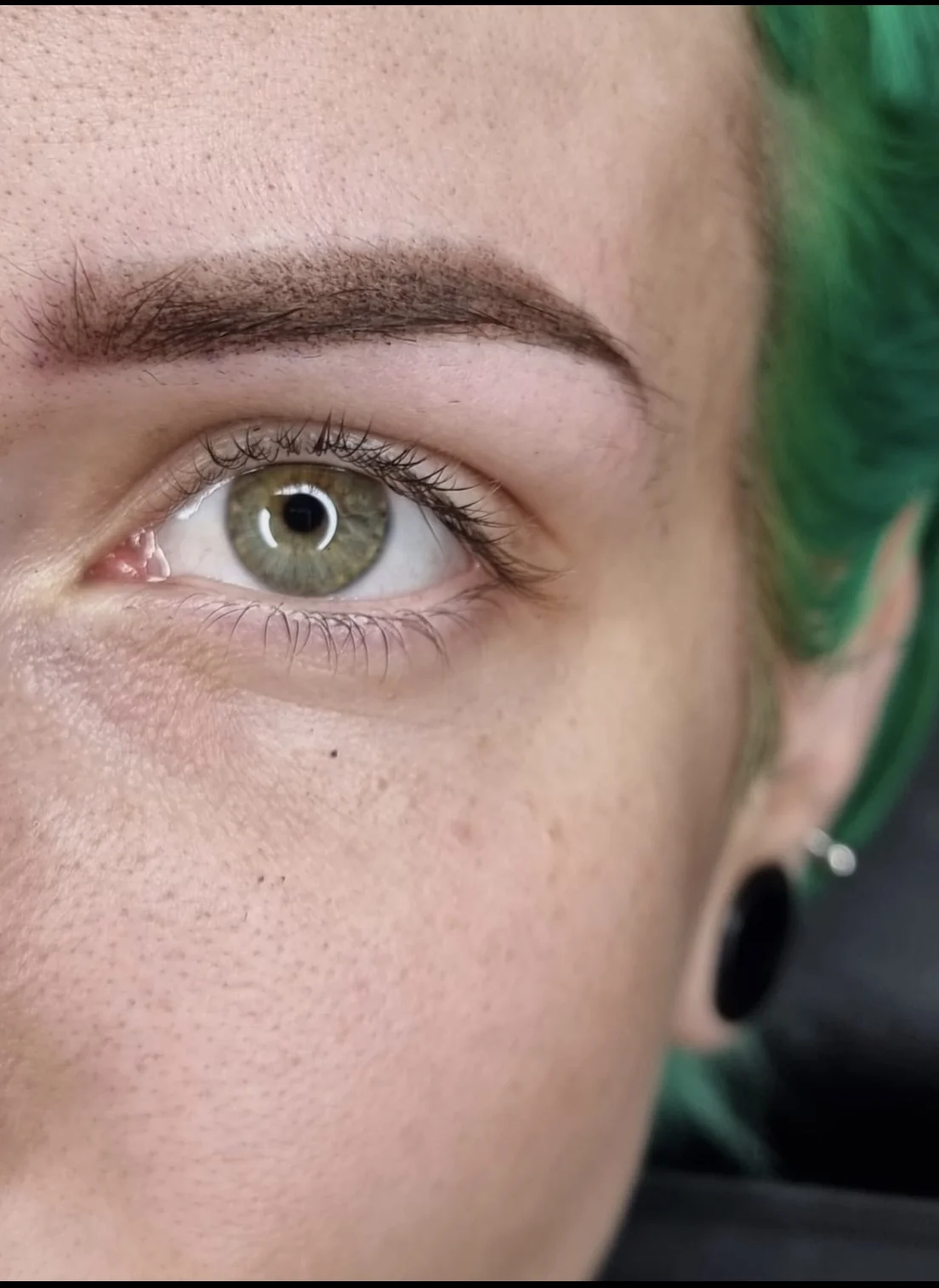 Permanentní make-up obočí metodou stínování pro přirozený efekt