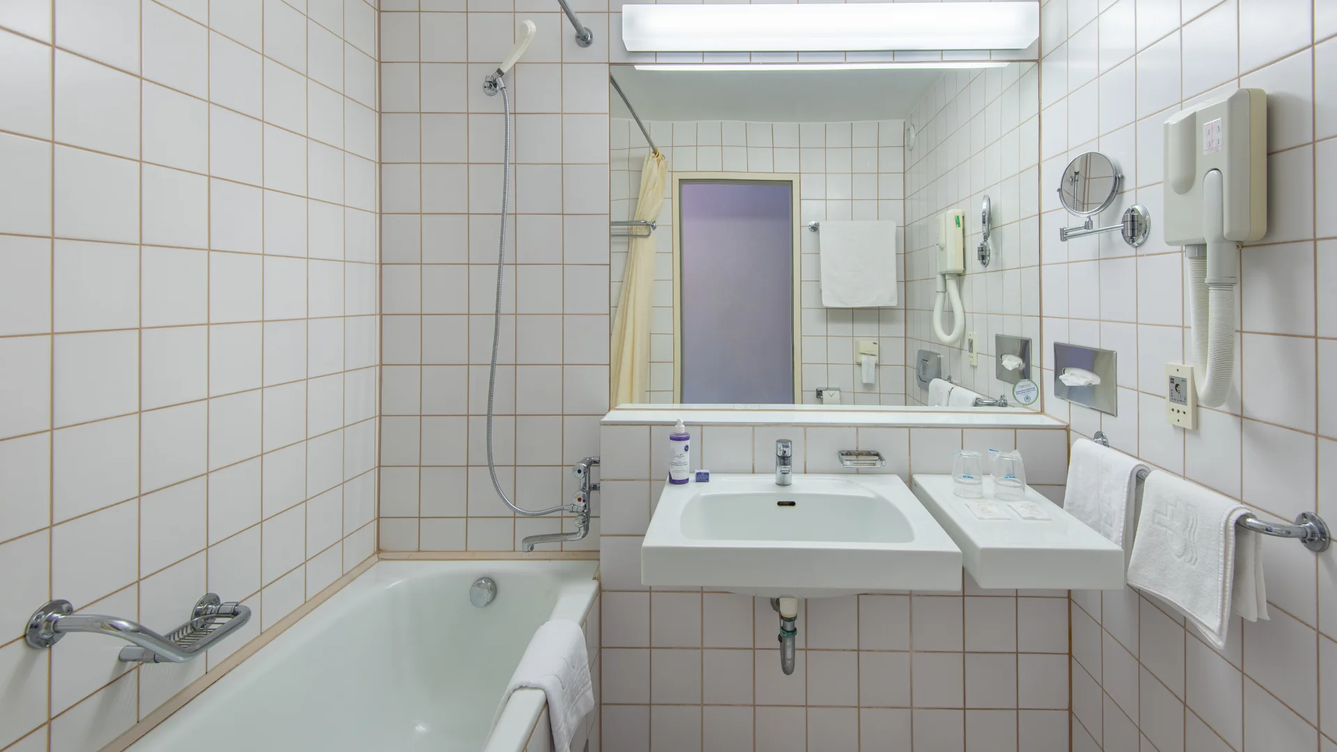 Dovolená u Balatonu: 4* hotel přímo u pláže, tobogán, bazény i wellness a polopenze