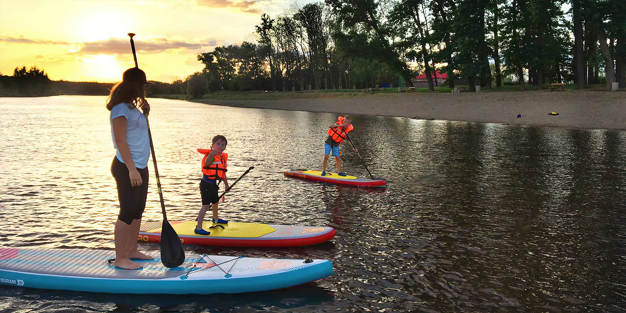 Sjíždění Ohře na paddleboardu i opékání buřtů: úseky vhodné i pro rodiny s dětmi