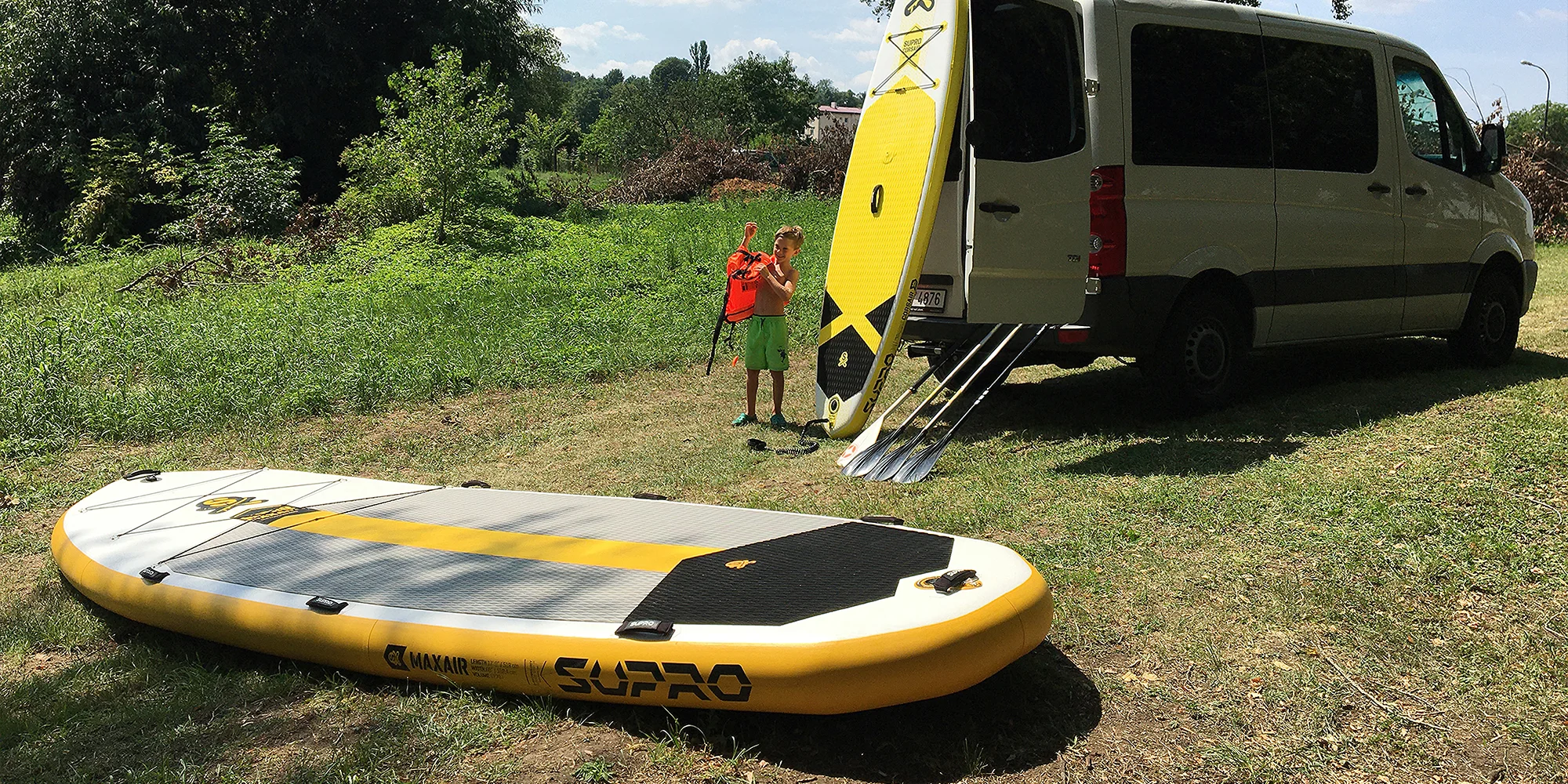 Sjíždění Ohře na paddleboardu i opékání buřtů: úseky vhodné i pro rodiny s dětmi