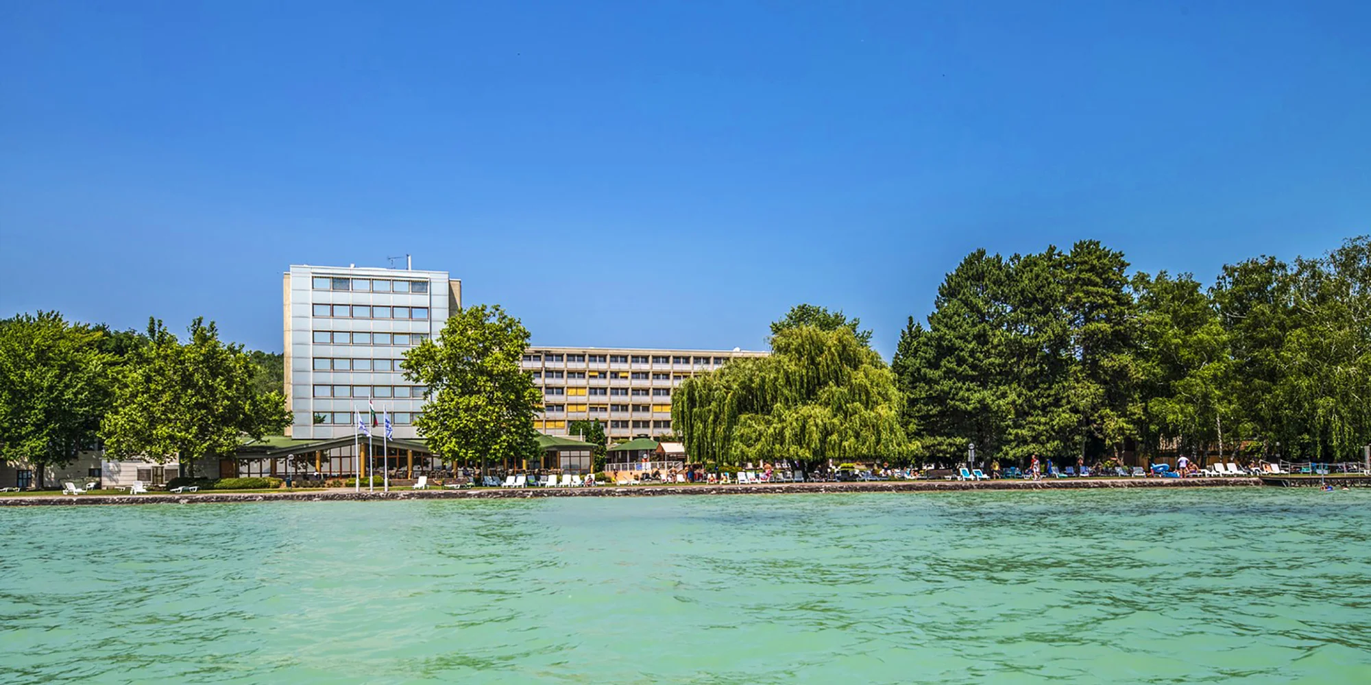 Dovolená u Balatonu: 4* hotel přímo u pláže, tobogán, bazény i wellness a polopenze