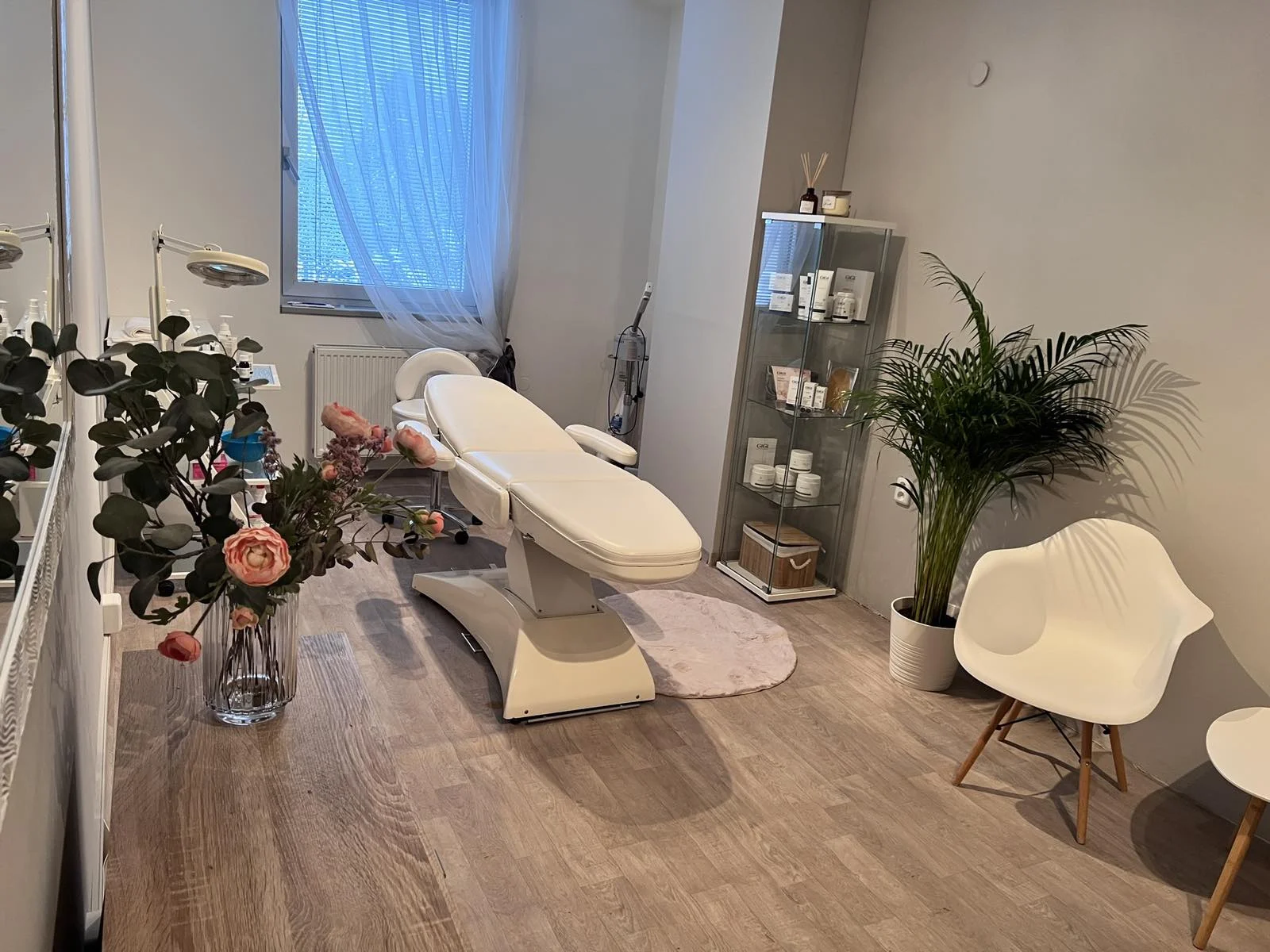 Liftingová masáž, ošetření pro citlivou pleť, karboxyterapie i laminace obočí a řas